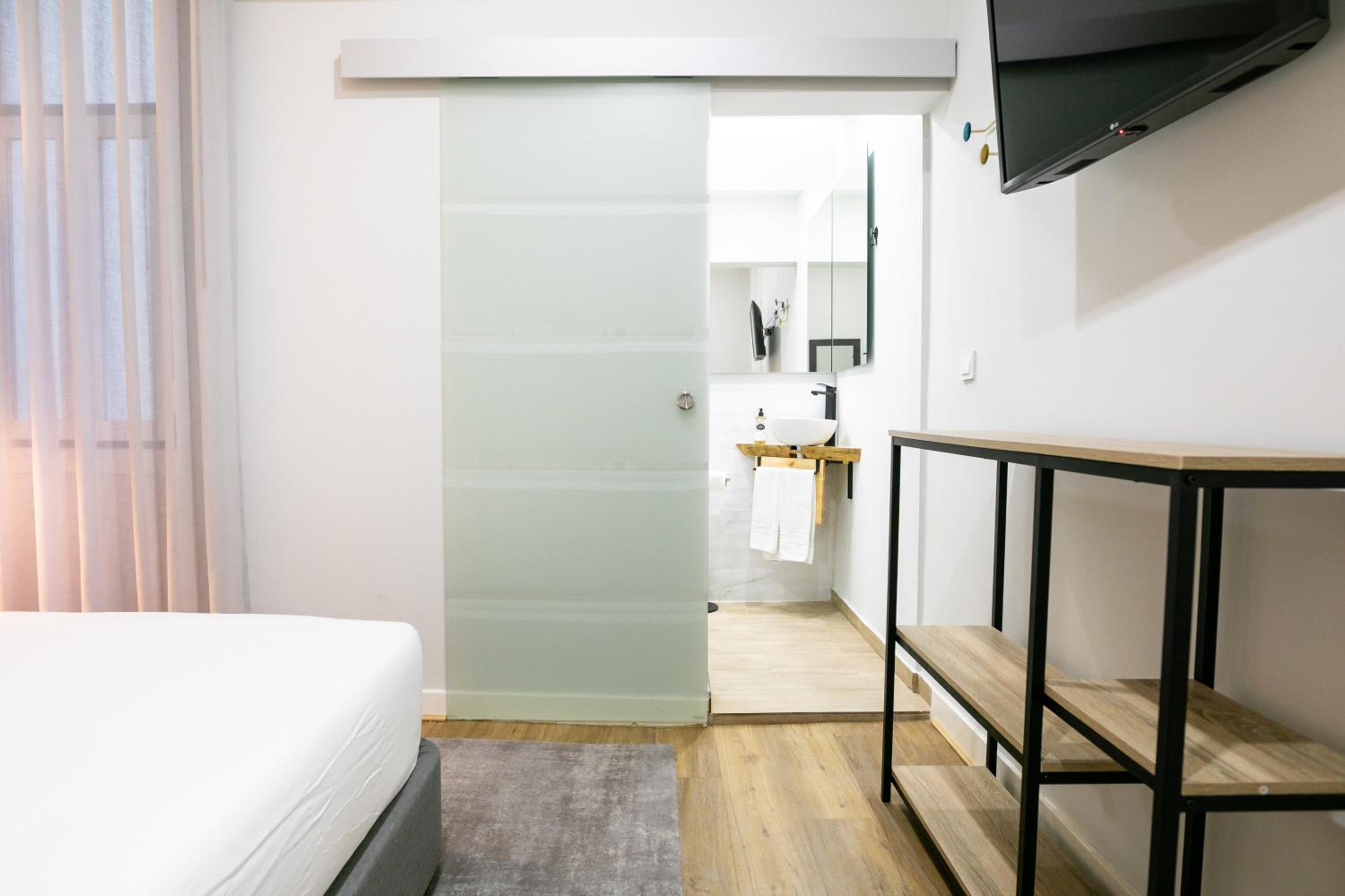 Standard Double Room - Photo 8