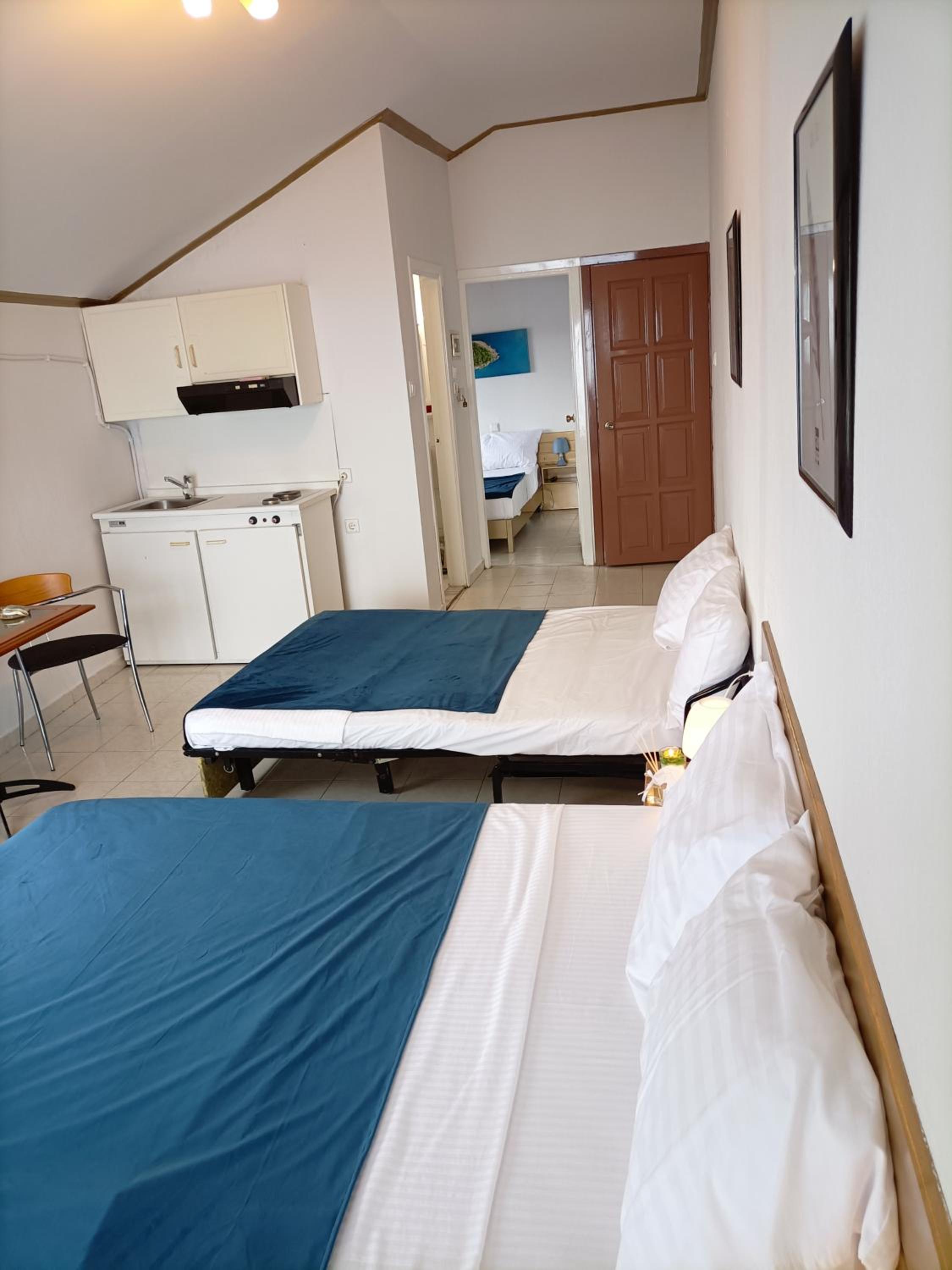 Deluxe Suite with Sea View - Photo 28