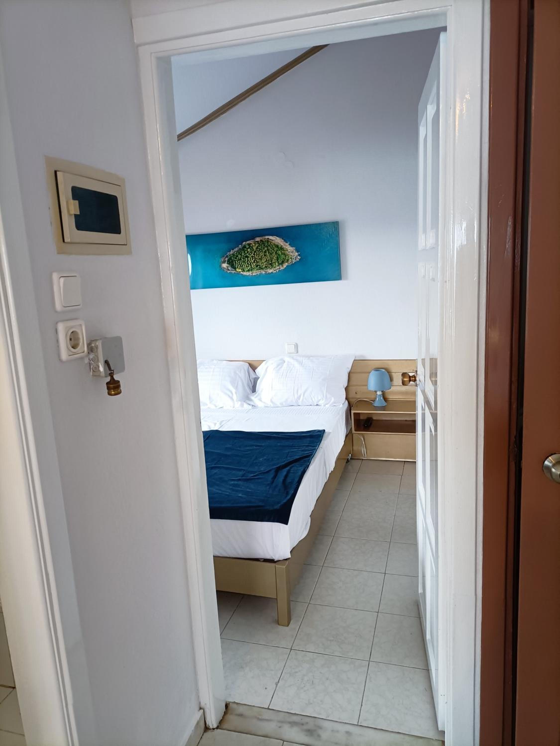 Deluxe Suite with Sea View - Photo 29