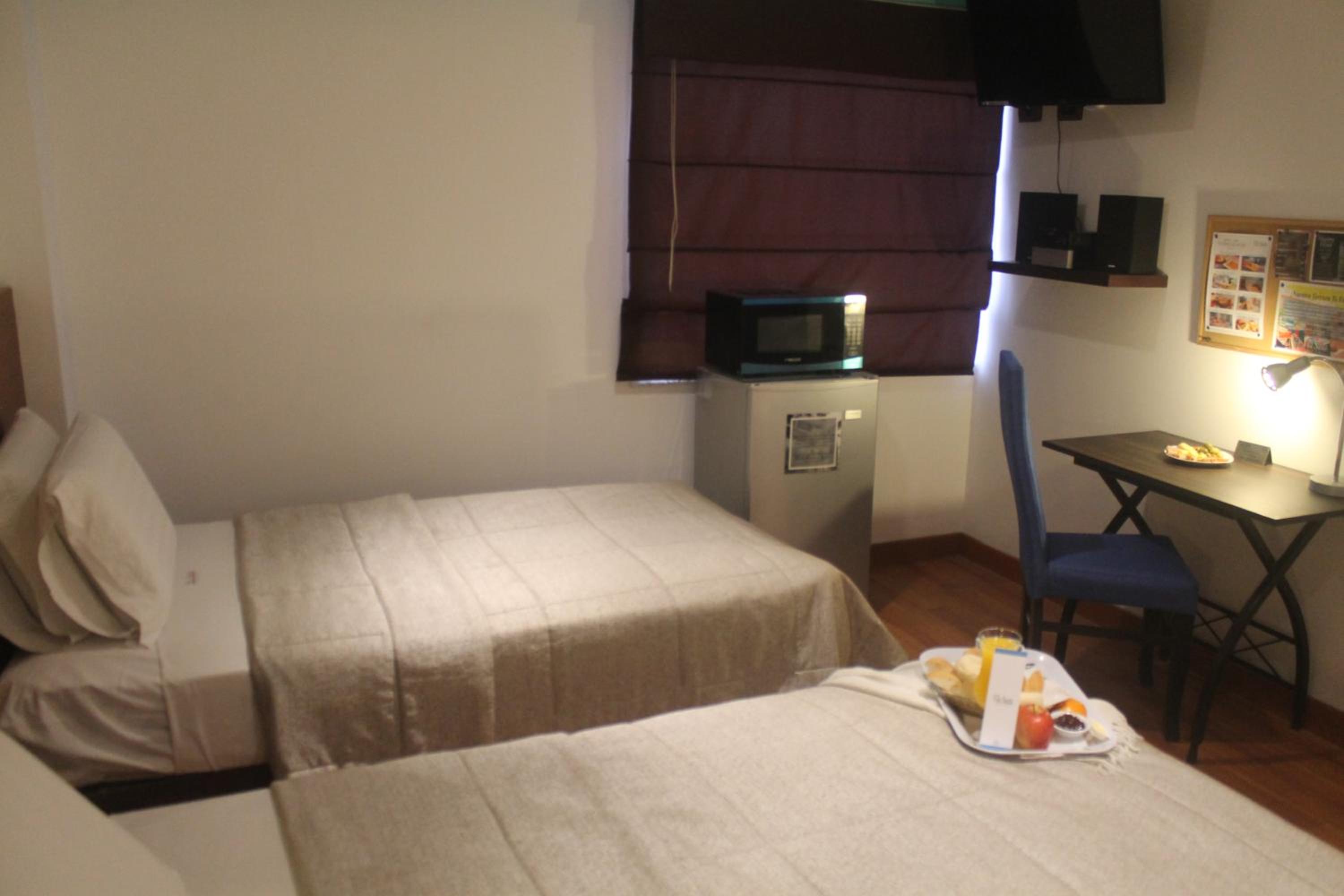 Standard Twin Room - Photo 6