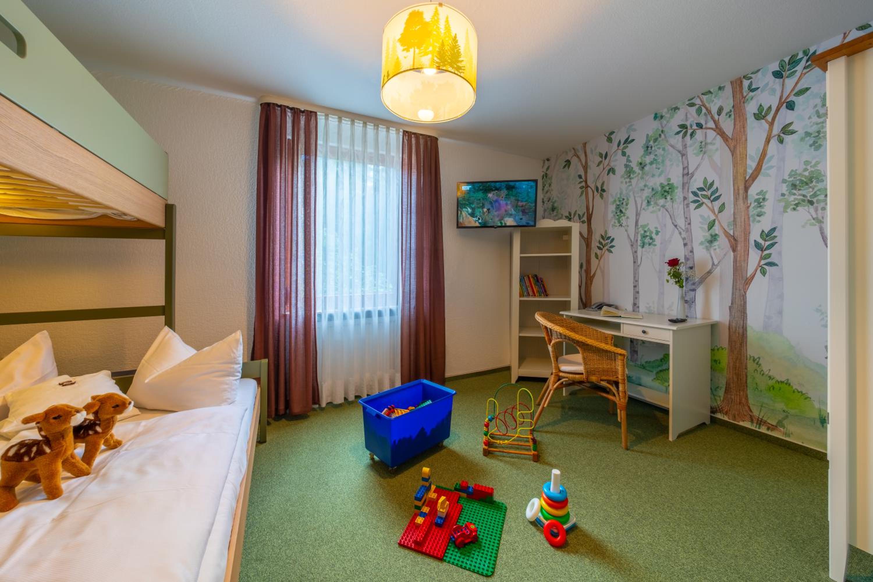 Family Room (2 Adults + 2 Children) - Photo 4