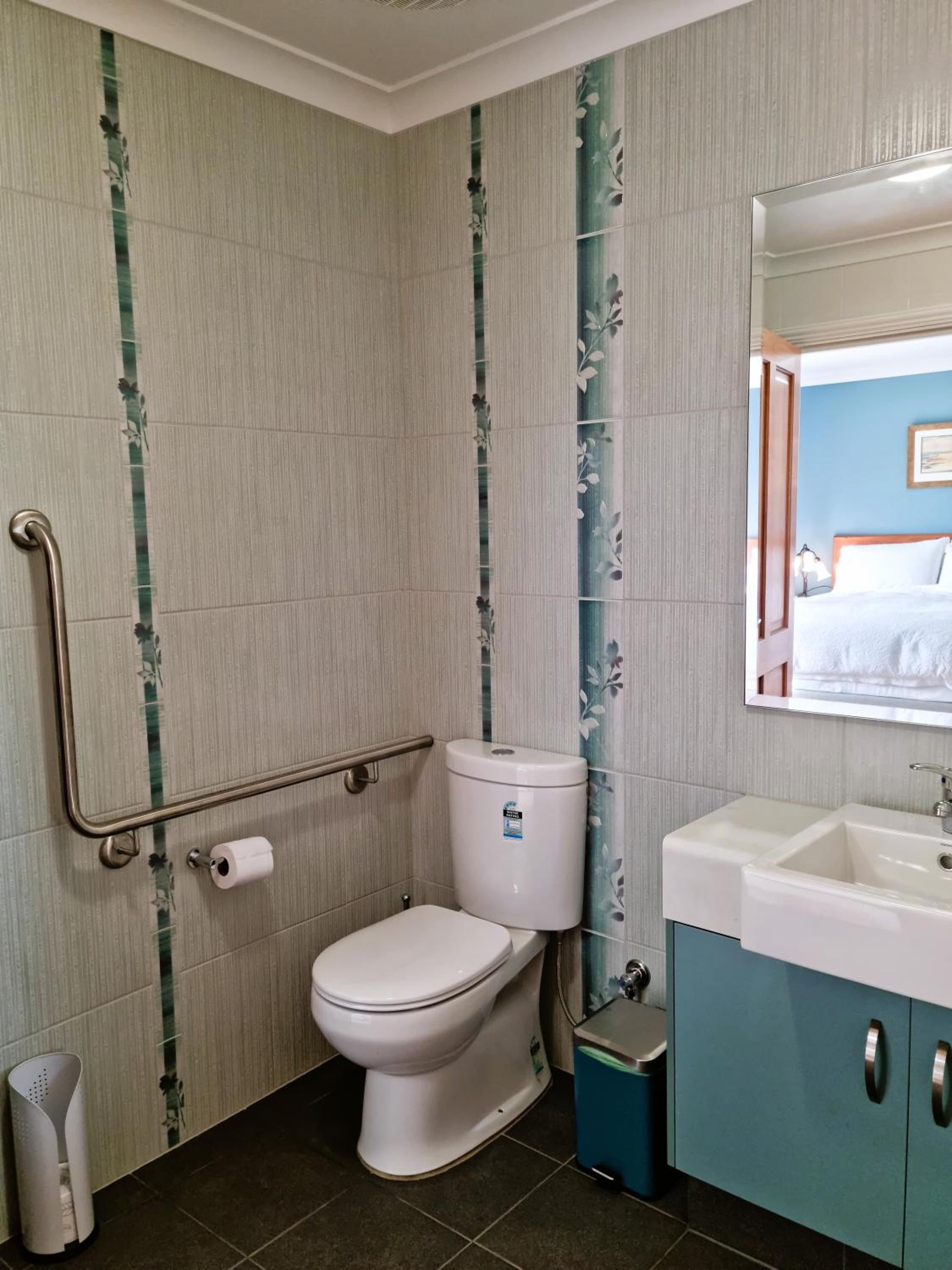 Queen Room - Disability Access photo 2