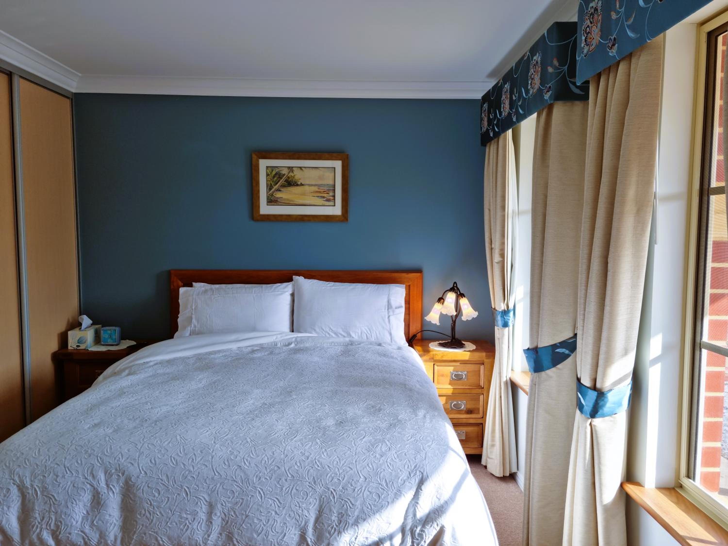Queen Room - Disability Access photo 3