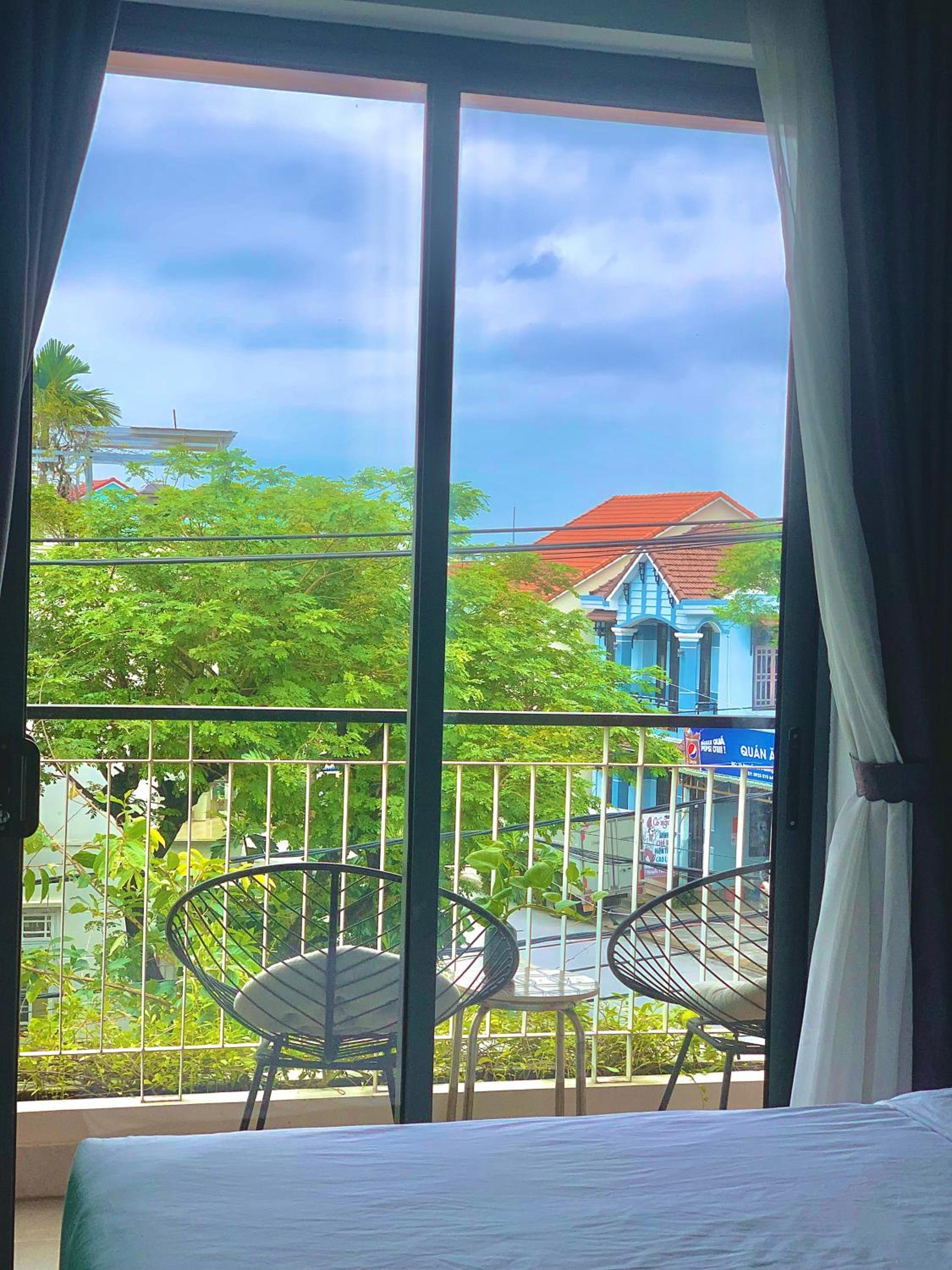 Twin Room with Balcony - Photo 11