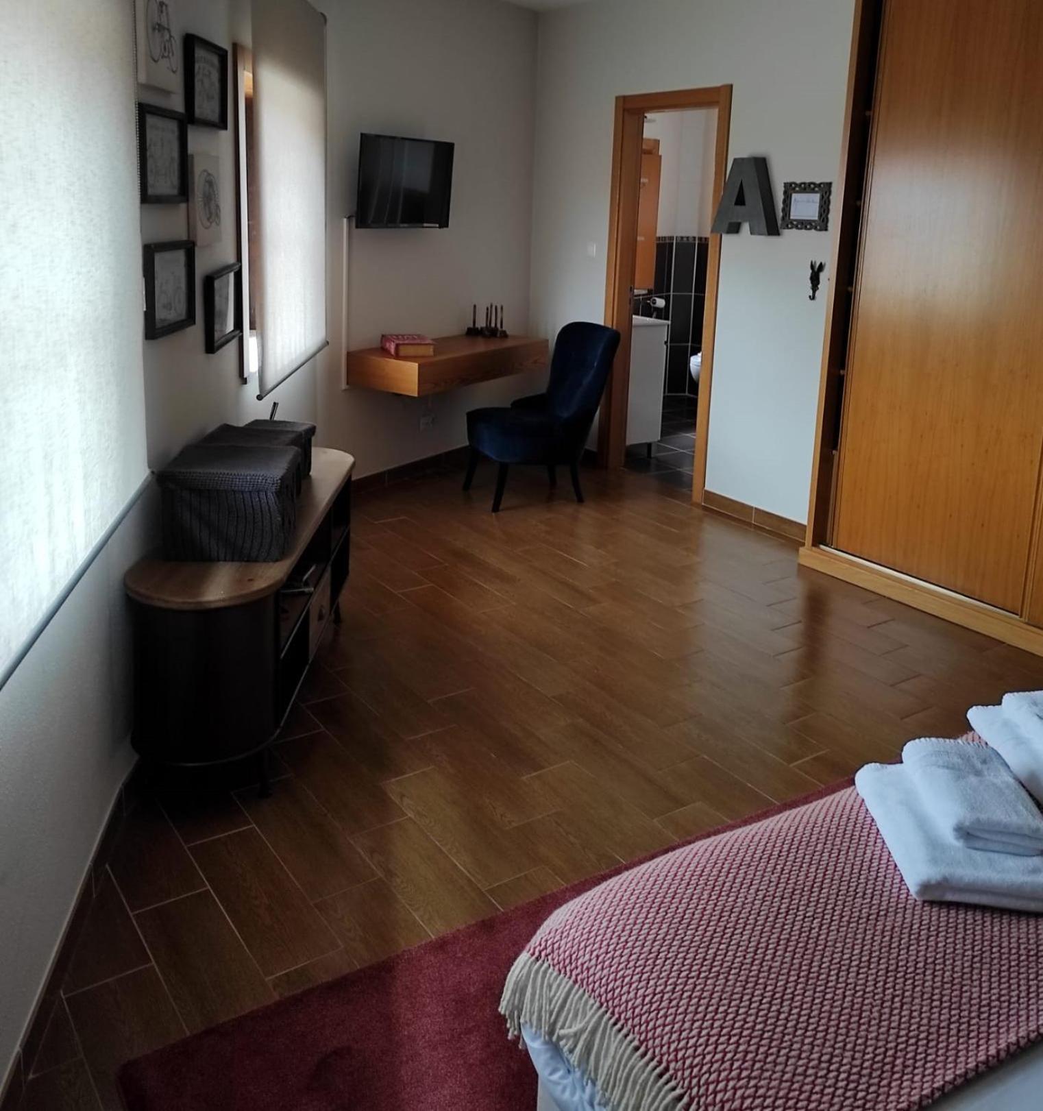 Deluxe Double Room with Shower - Photo 2