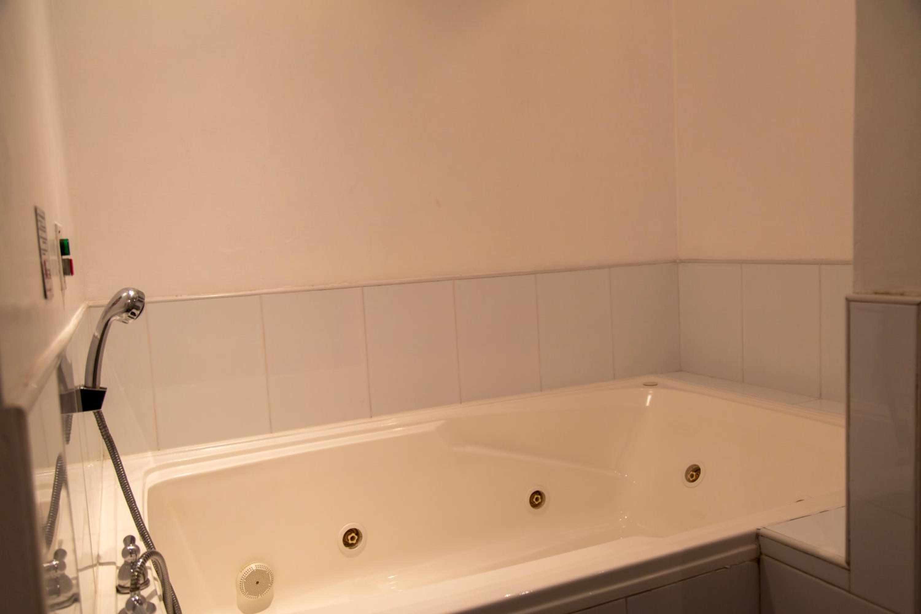 Deluxe Suite - Photo 24