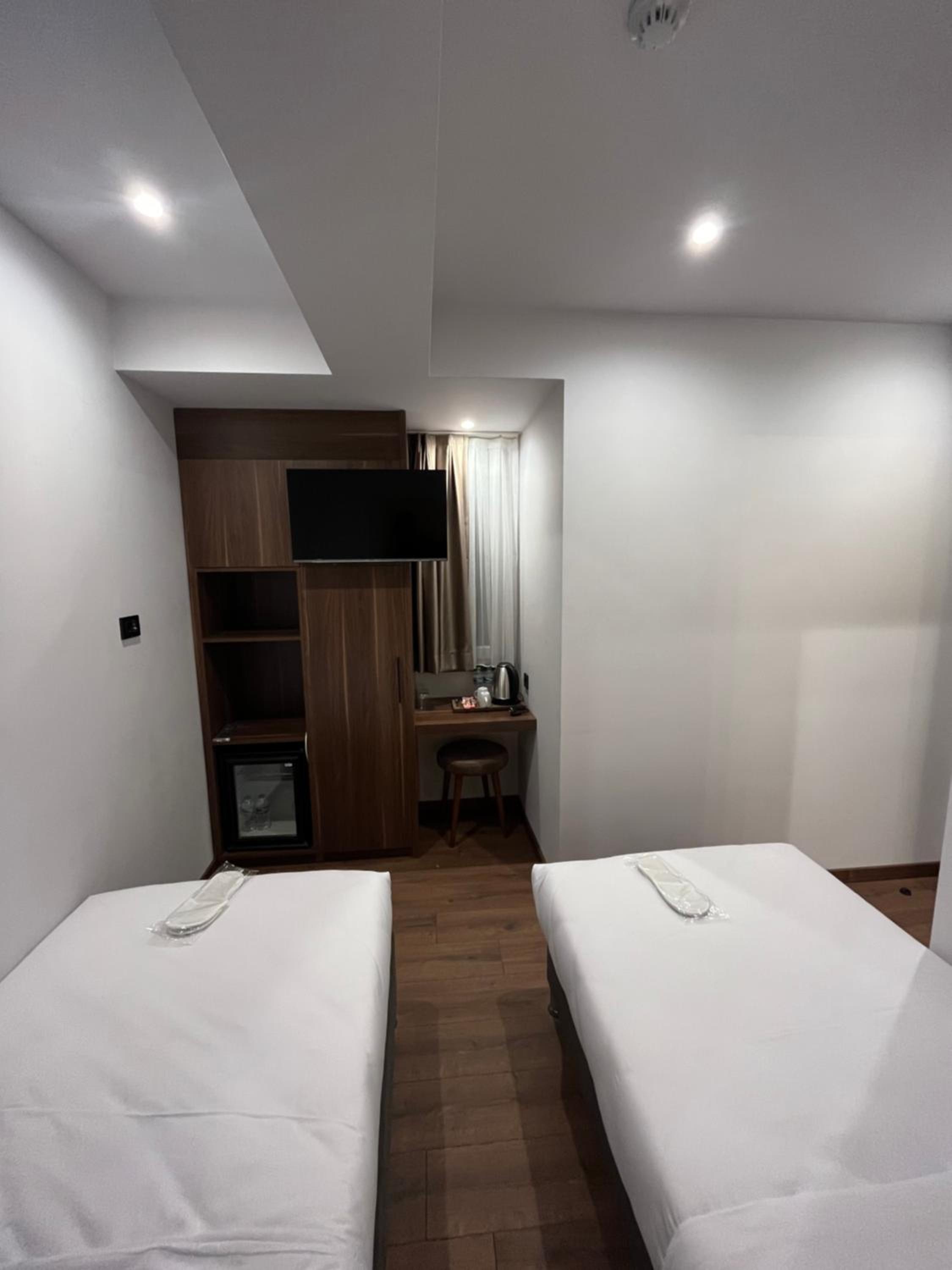 Twin Room with Shower photo 2