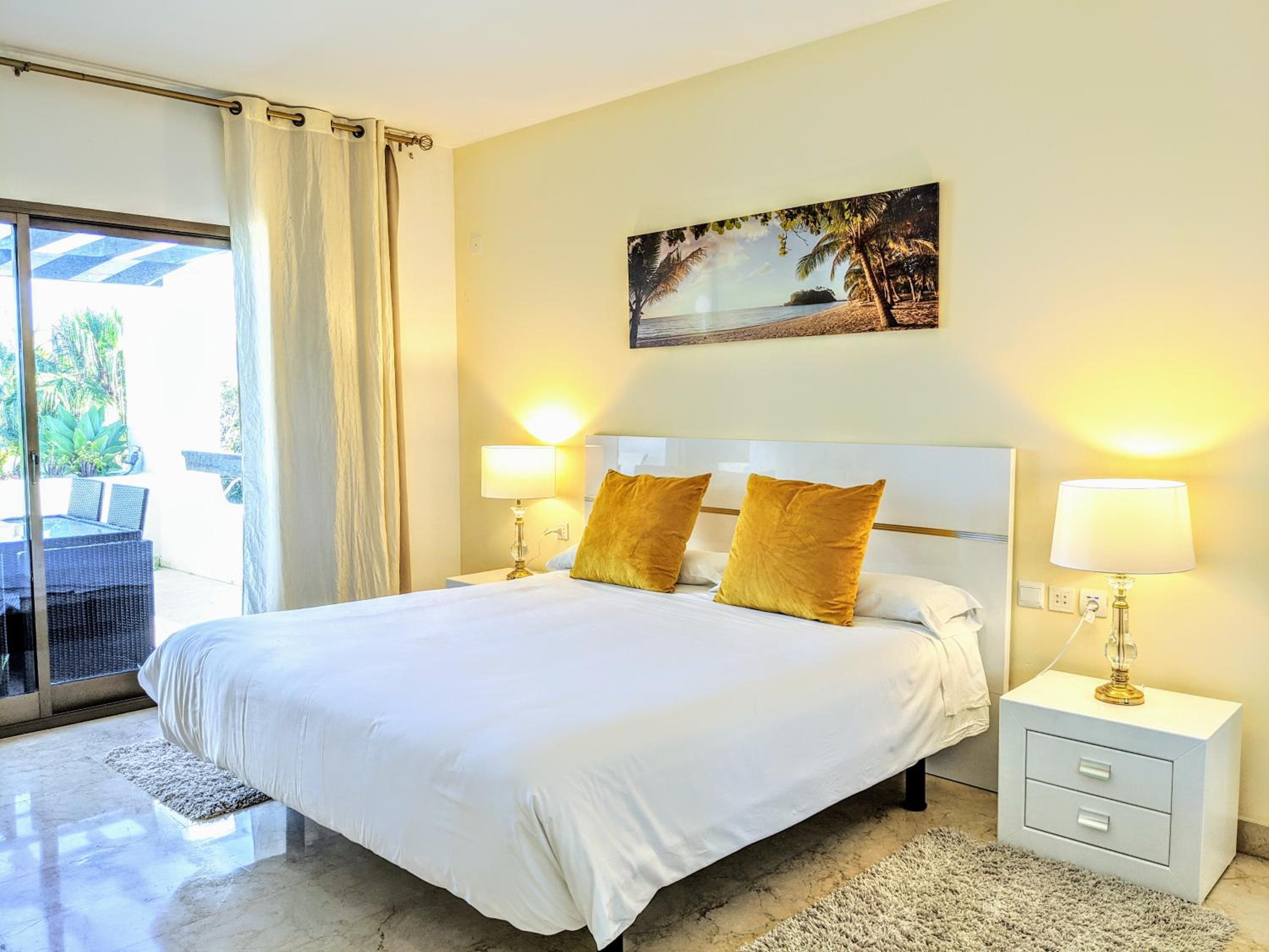 Superior One-Bedroom Apartment - Photo 3