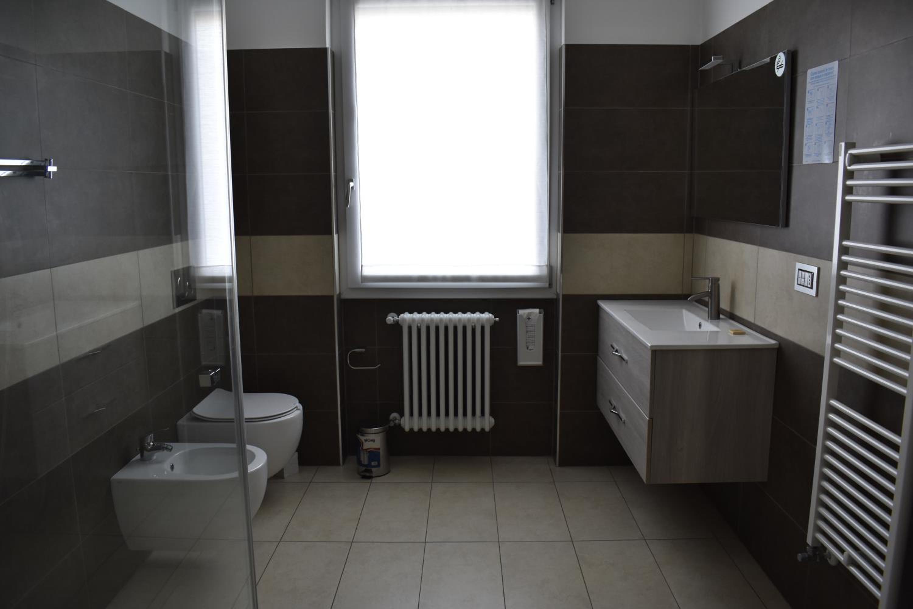 Double Room with Private Bathroom - Photo 2