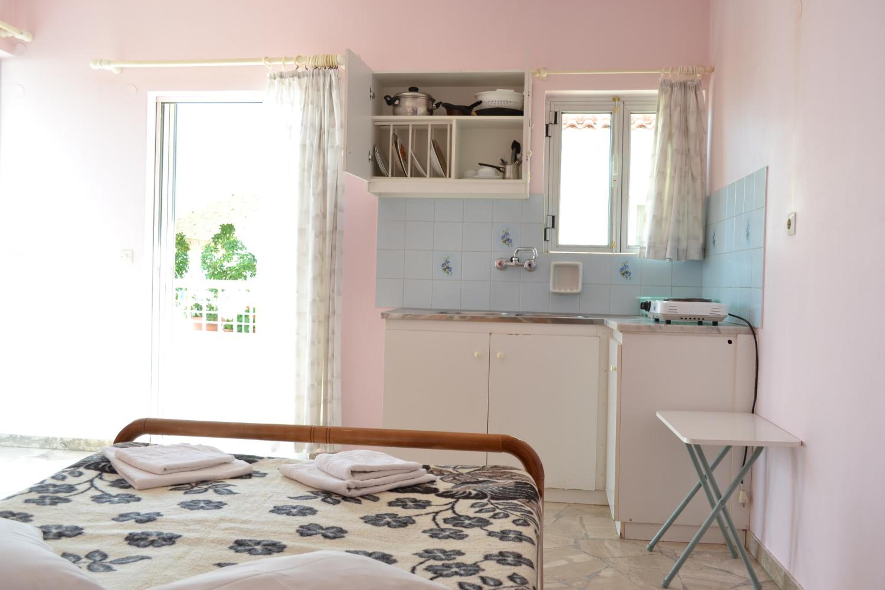 Studio (2 Adults) - Photo 2