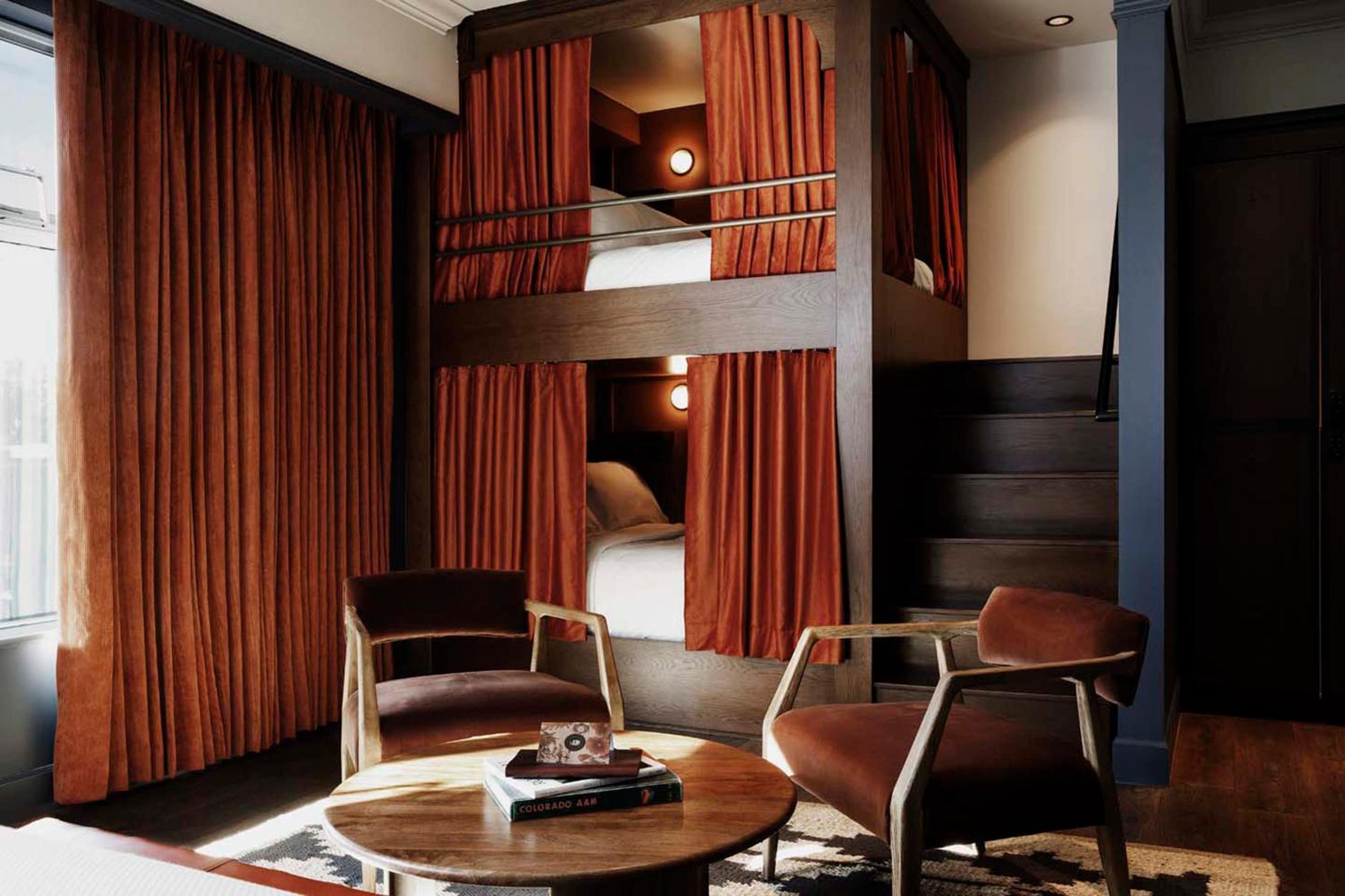 Premium suite | Two queen + full bunk photo 2