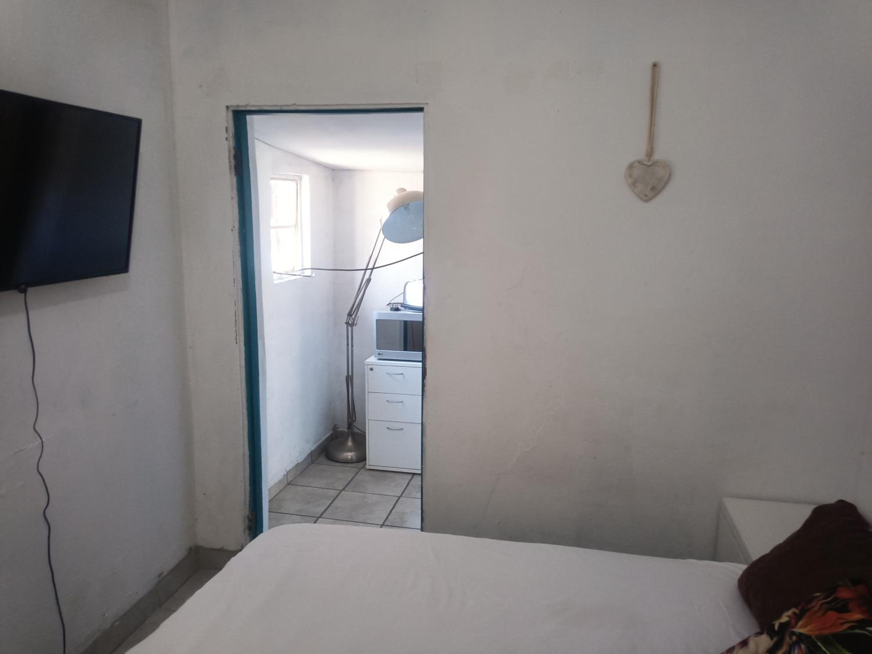 Budget Double Room - Photo 2