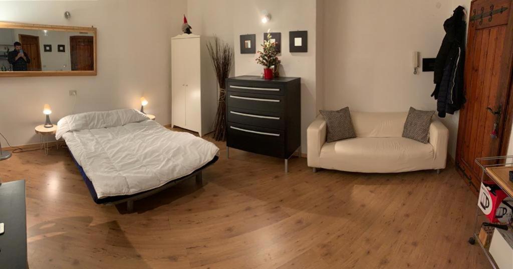 One-Bedroom Apartment photo 1
