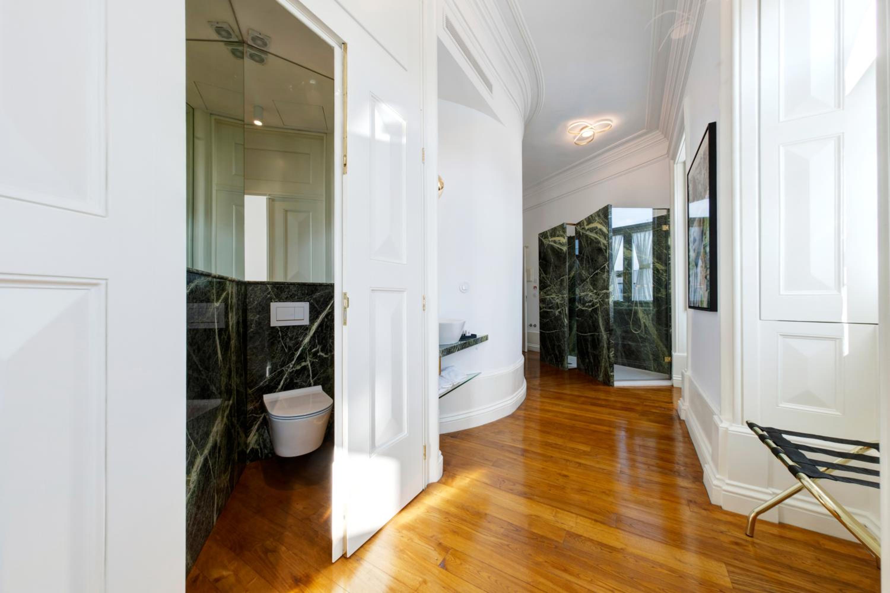 Junior Suite with Canal View - Photo 8