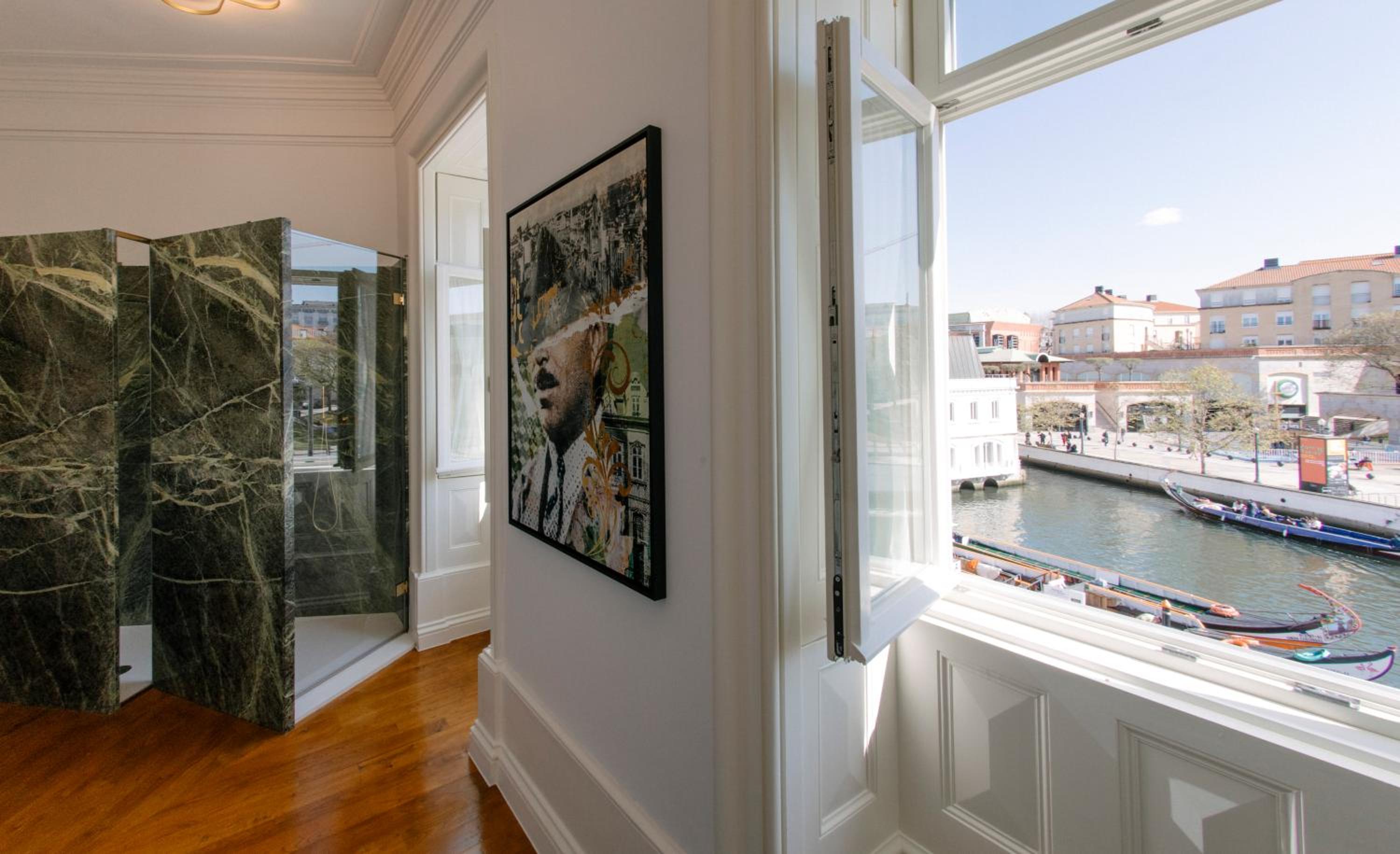 Junior Suite with Canal View - Photo 16