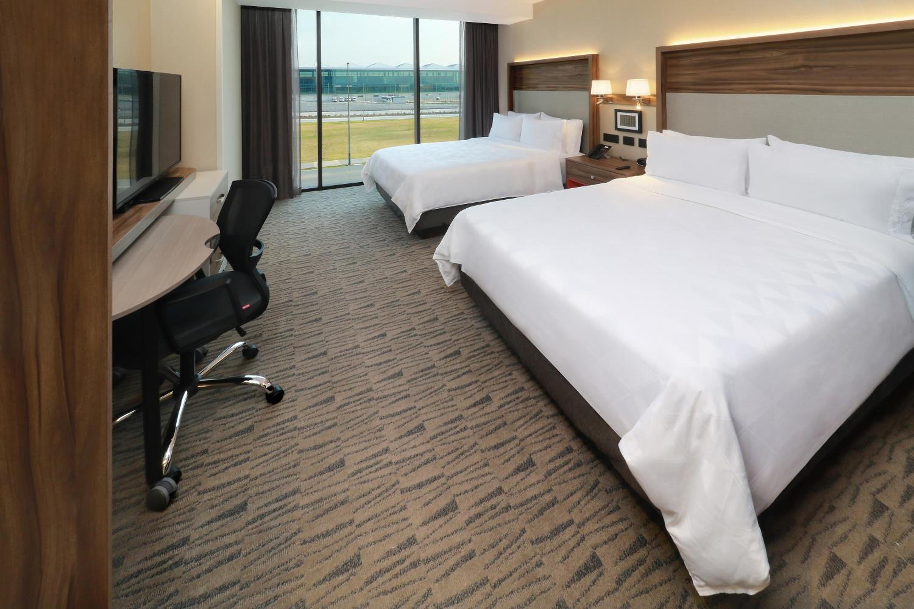 Standard Room with Two Queen Beds - Photo 2