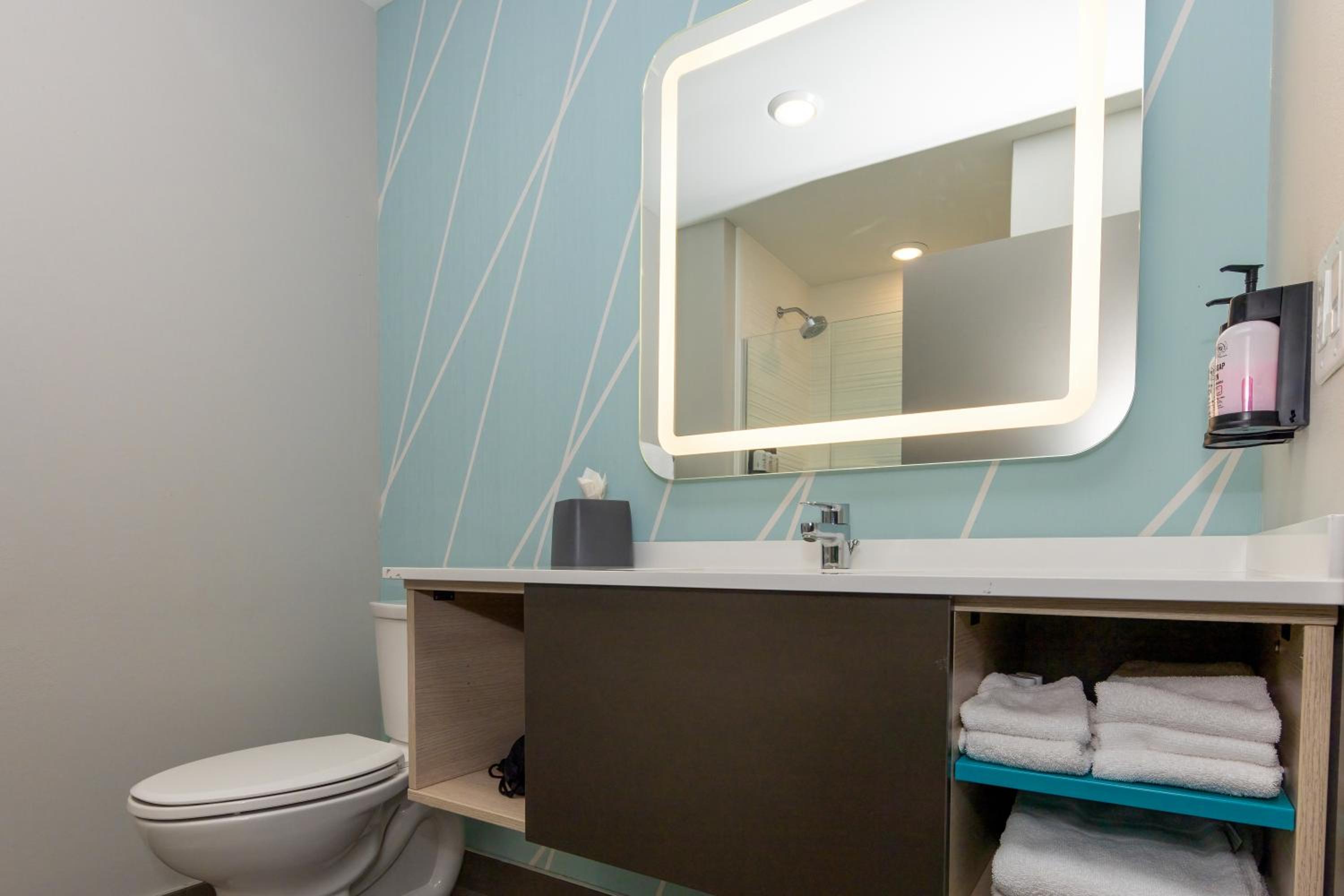 Standard King Room - Photo 10