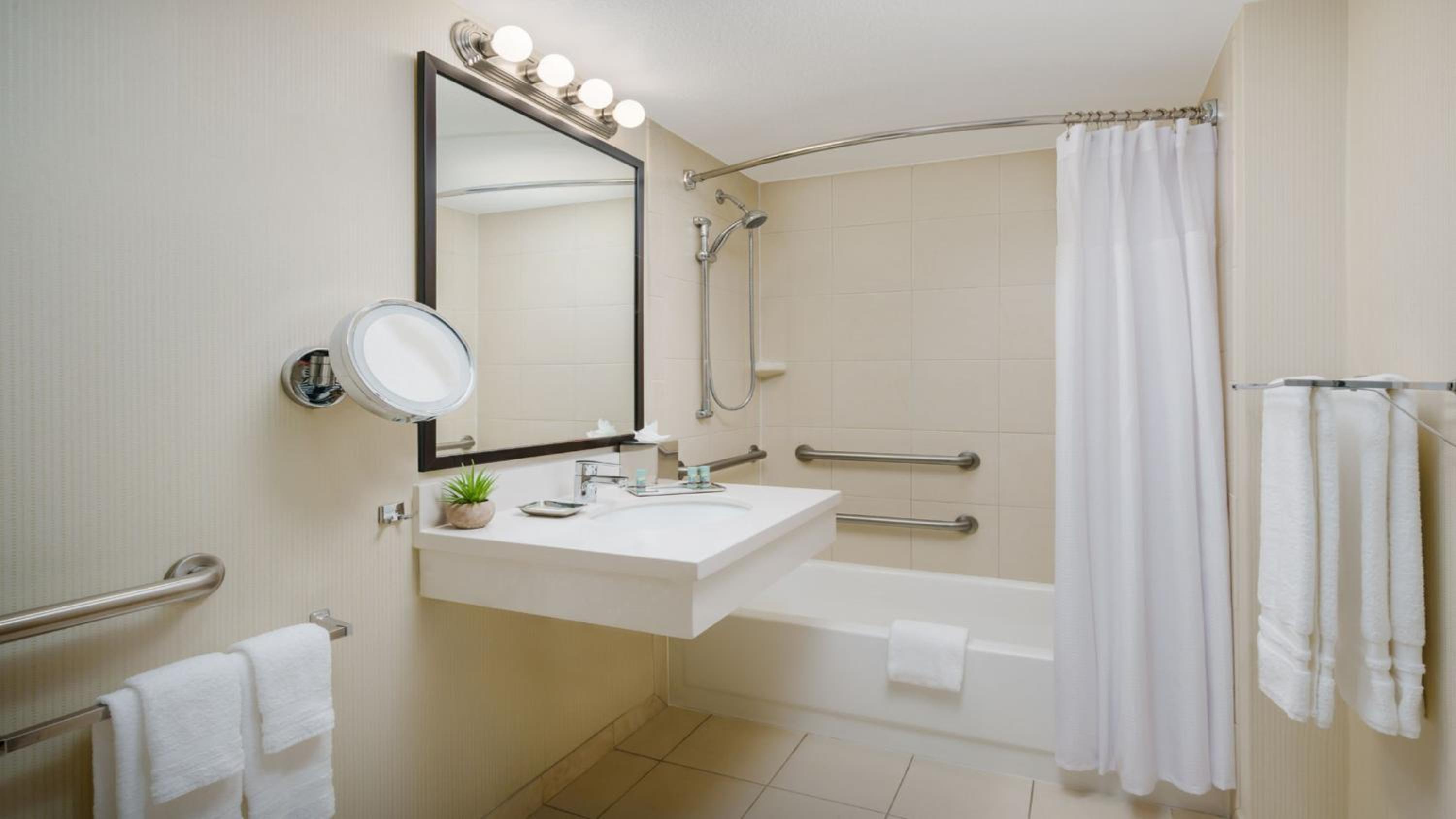 Double Room - Mobility Accessible Tub - Non-Smoking - Photo 4