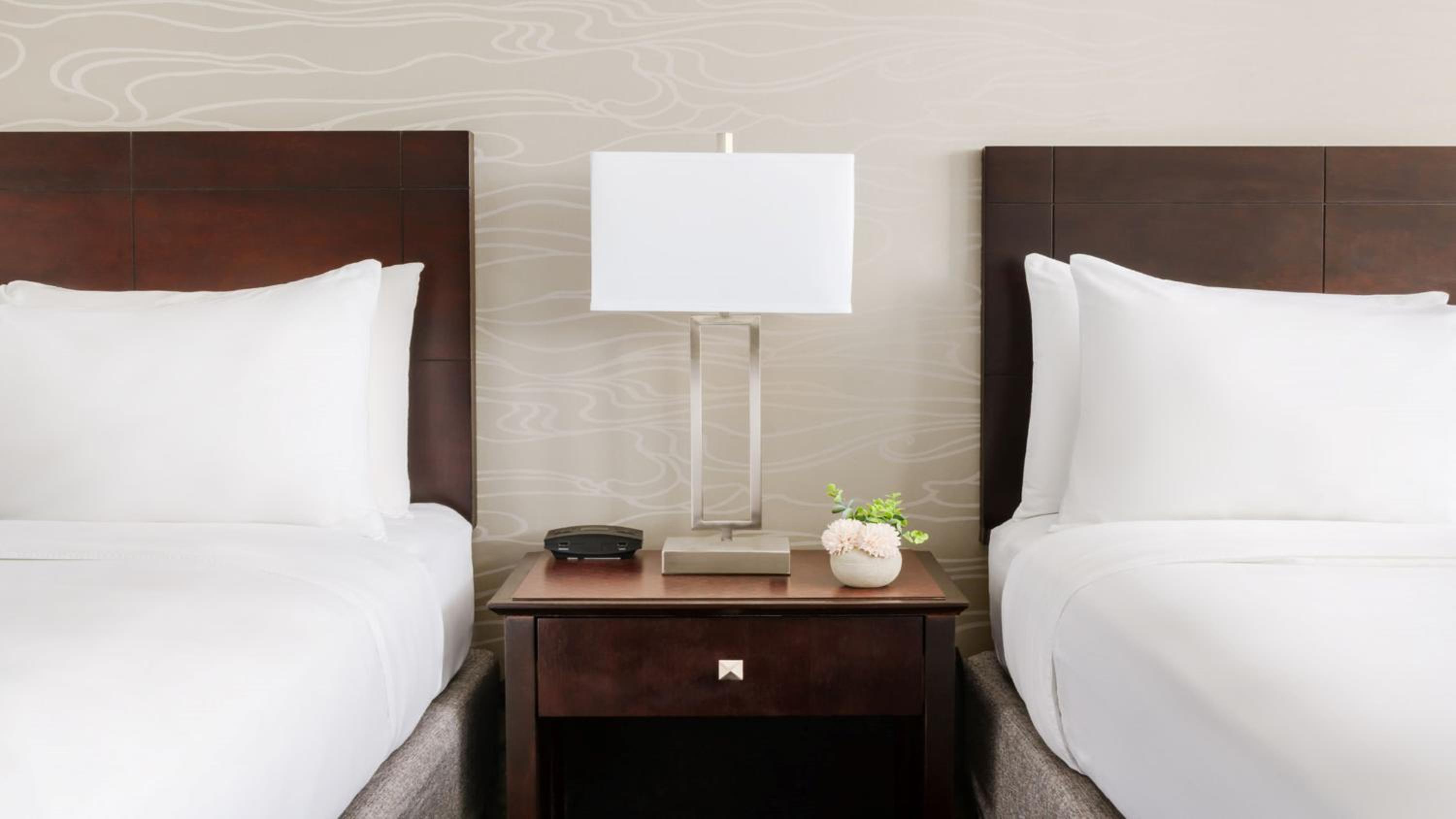 Standard Queen Room with Two Queen Beds - Photo 3