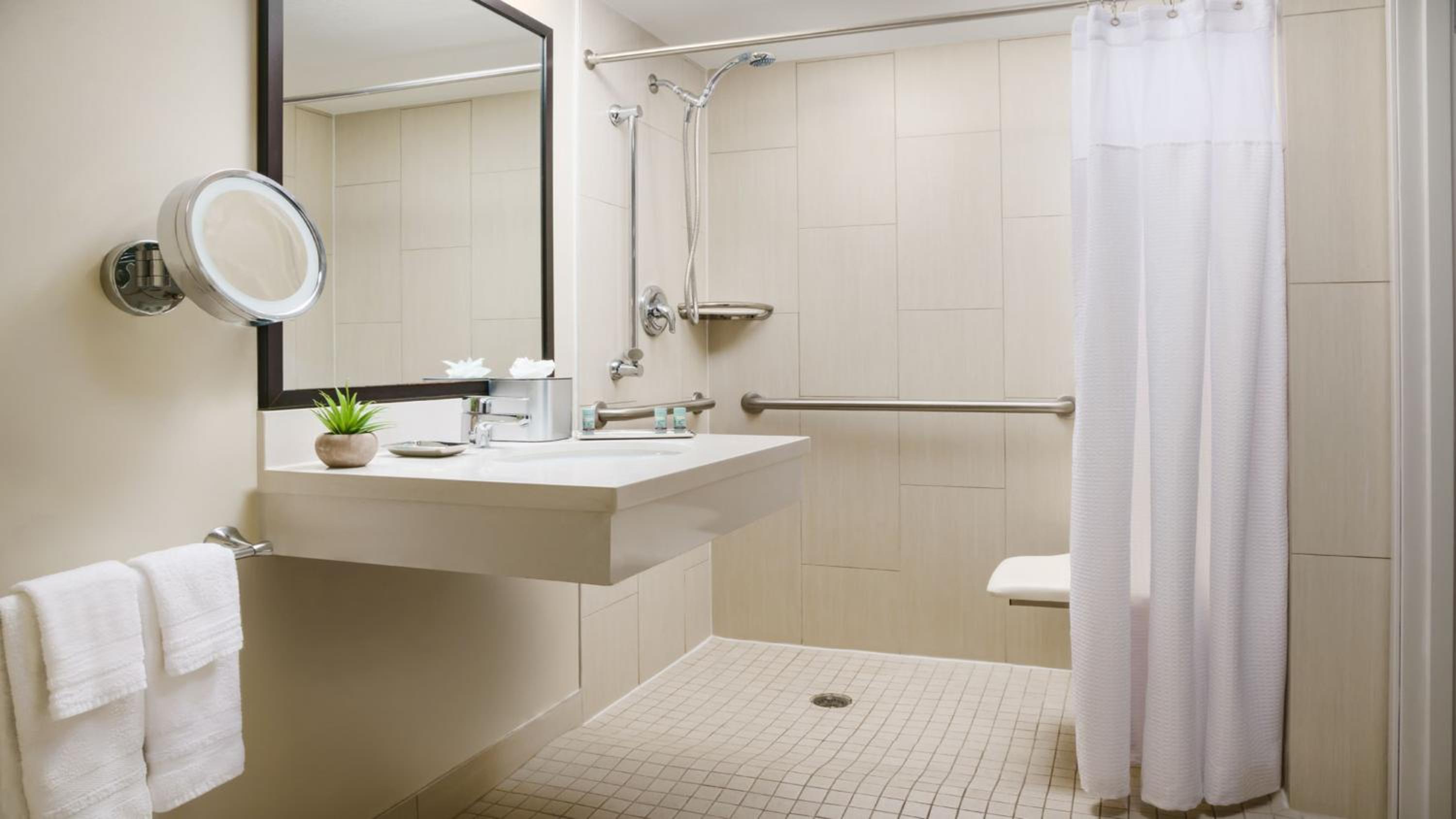 Standard Queen Room with Communications Accessible Roll-In Shower - Photo 3
