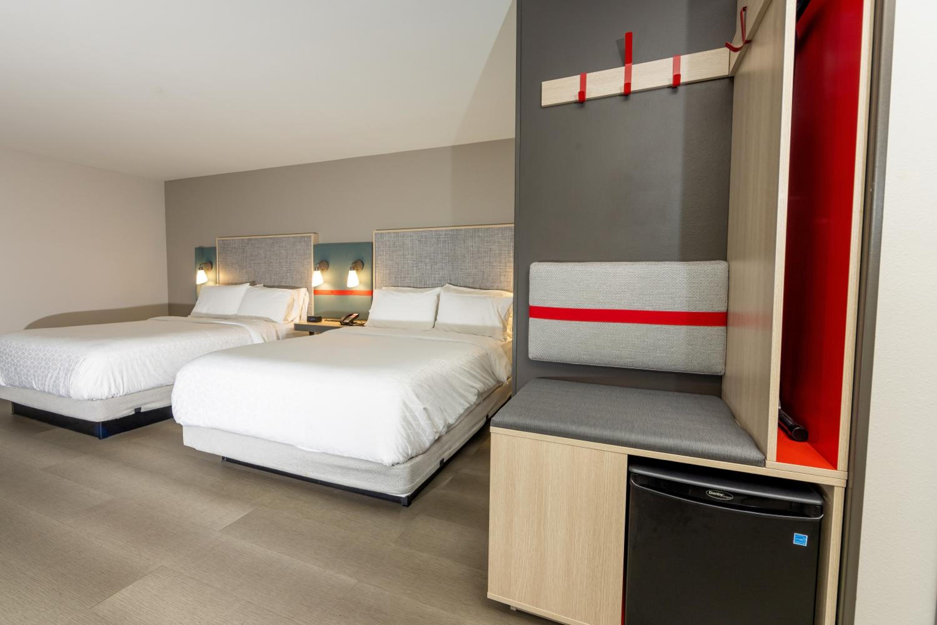 Standard Room with Two Queen Beds - Photo 10