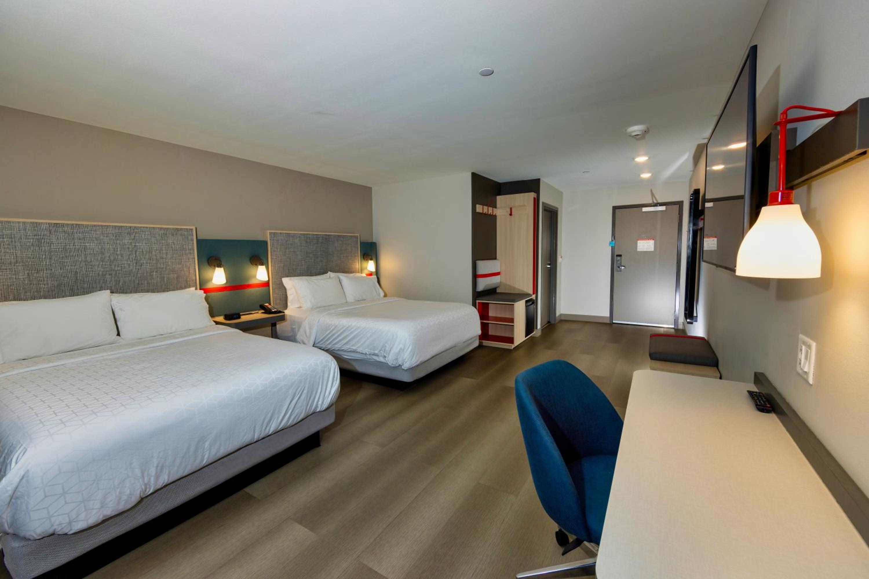 Standard Room with Two Queen Beds - Photo 9