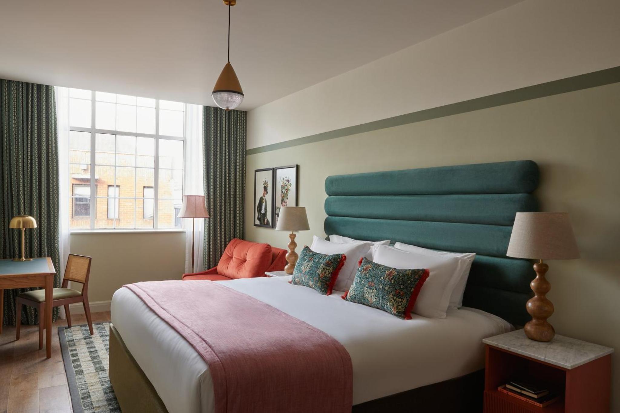 Premium King Room - Photo 6