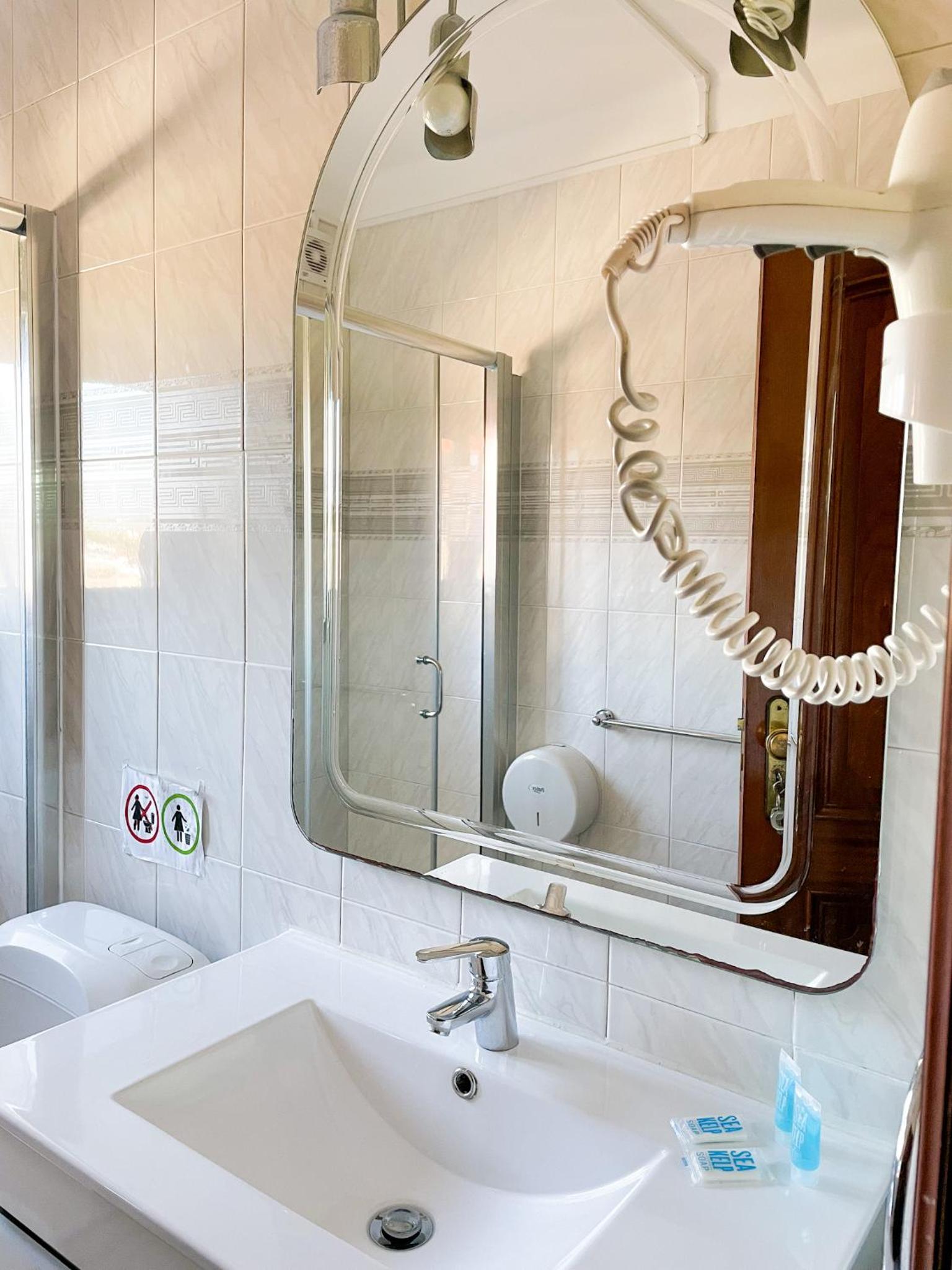 Standard Double Room - Photo 7