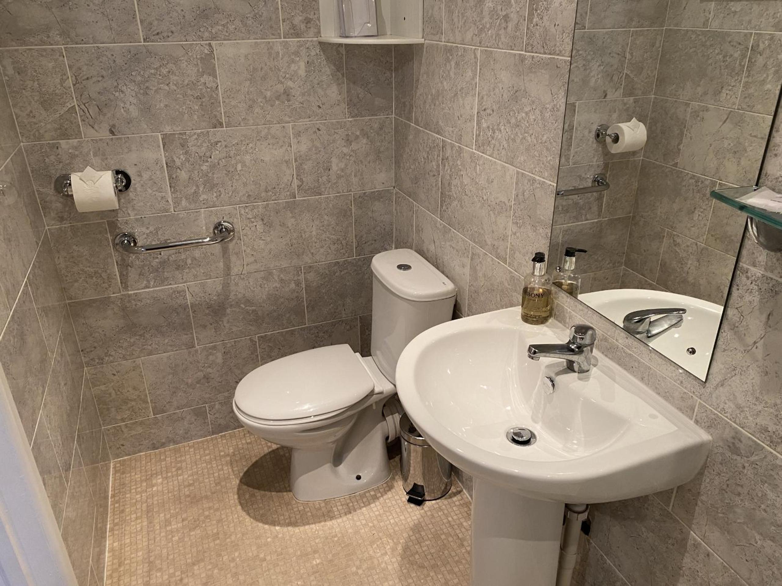 Standard Double Room - Photo 7