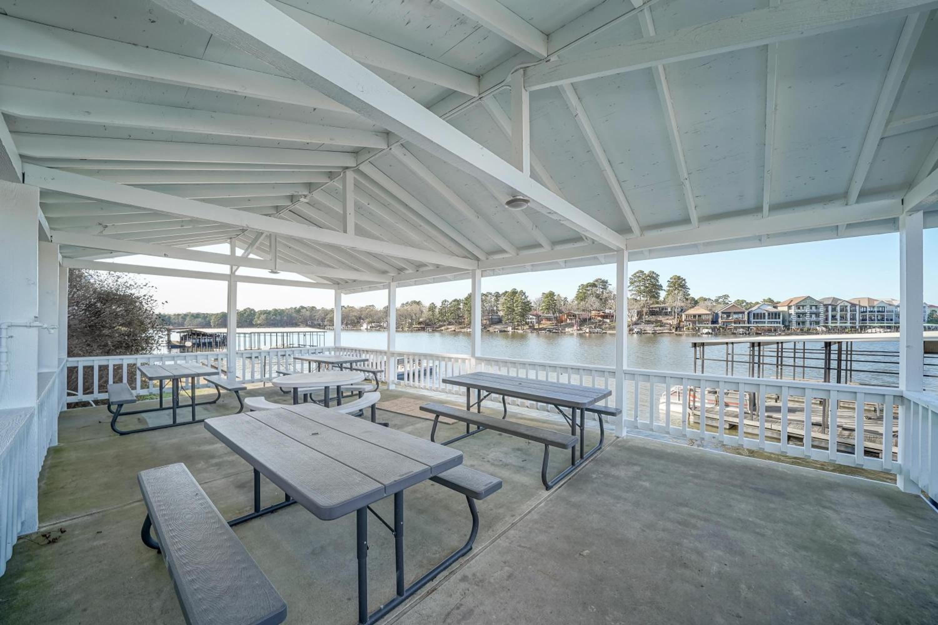 King Studio with Lake View - Upper floor - Photo 19