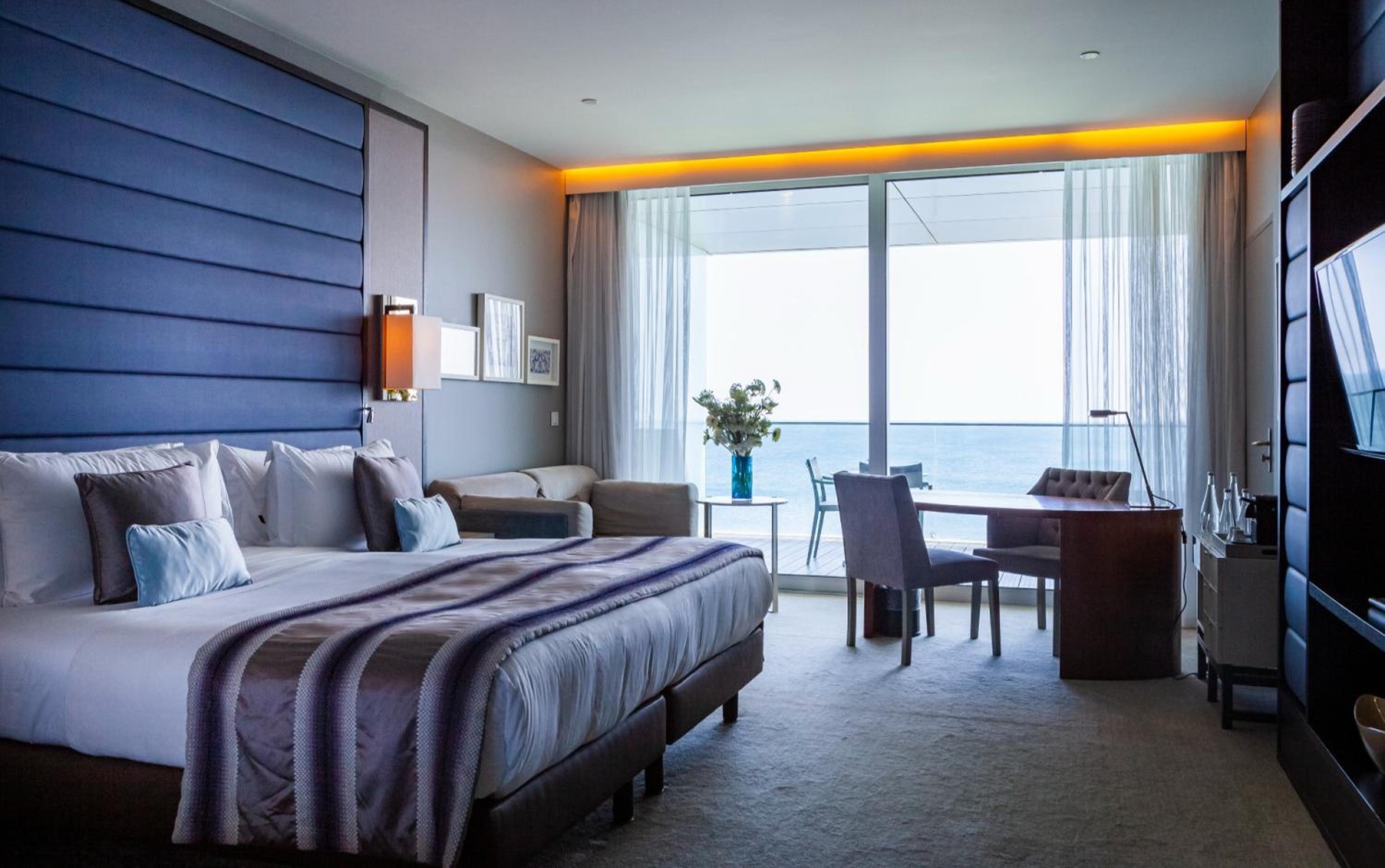 Junior Suite with One King Bed (Non Smoking) thumbnail 5