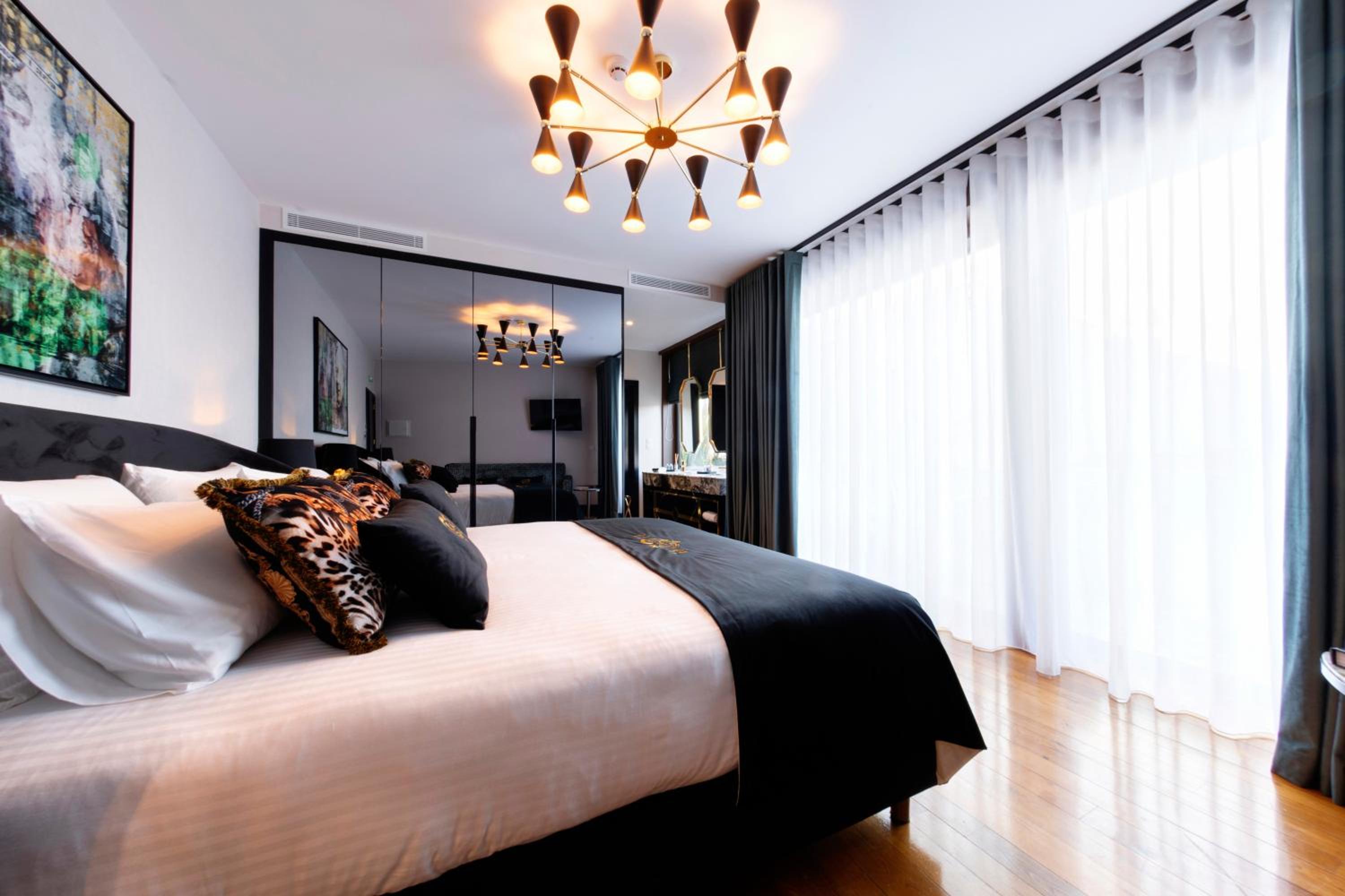 Superior Suite with Balcony - Photo 1