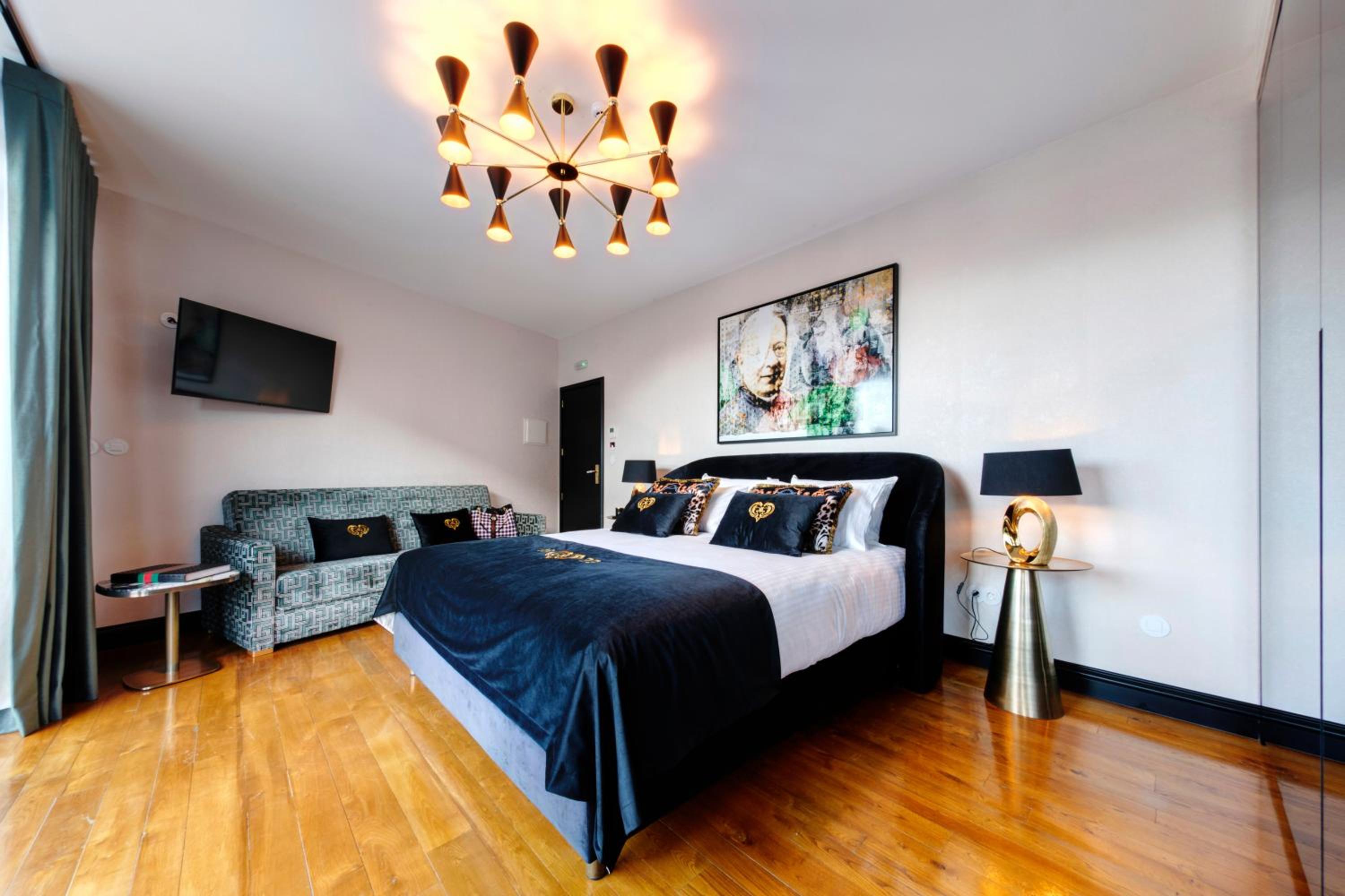 Superior Suite with Balcony - Photo 2
