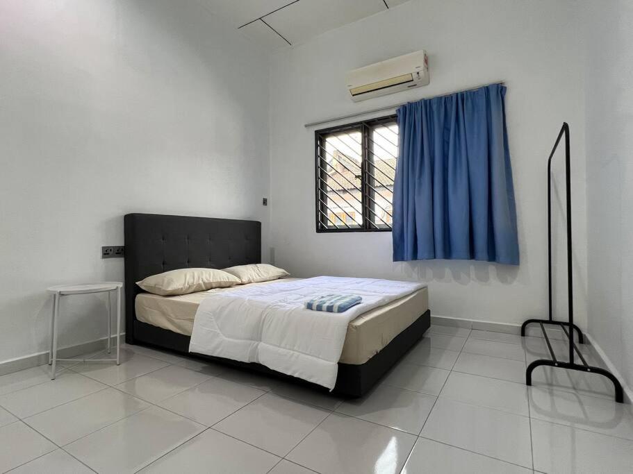 Five-Bedroom House photo 2