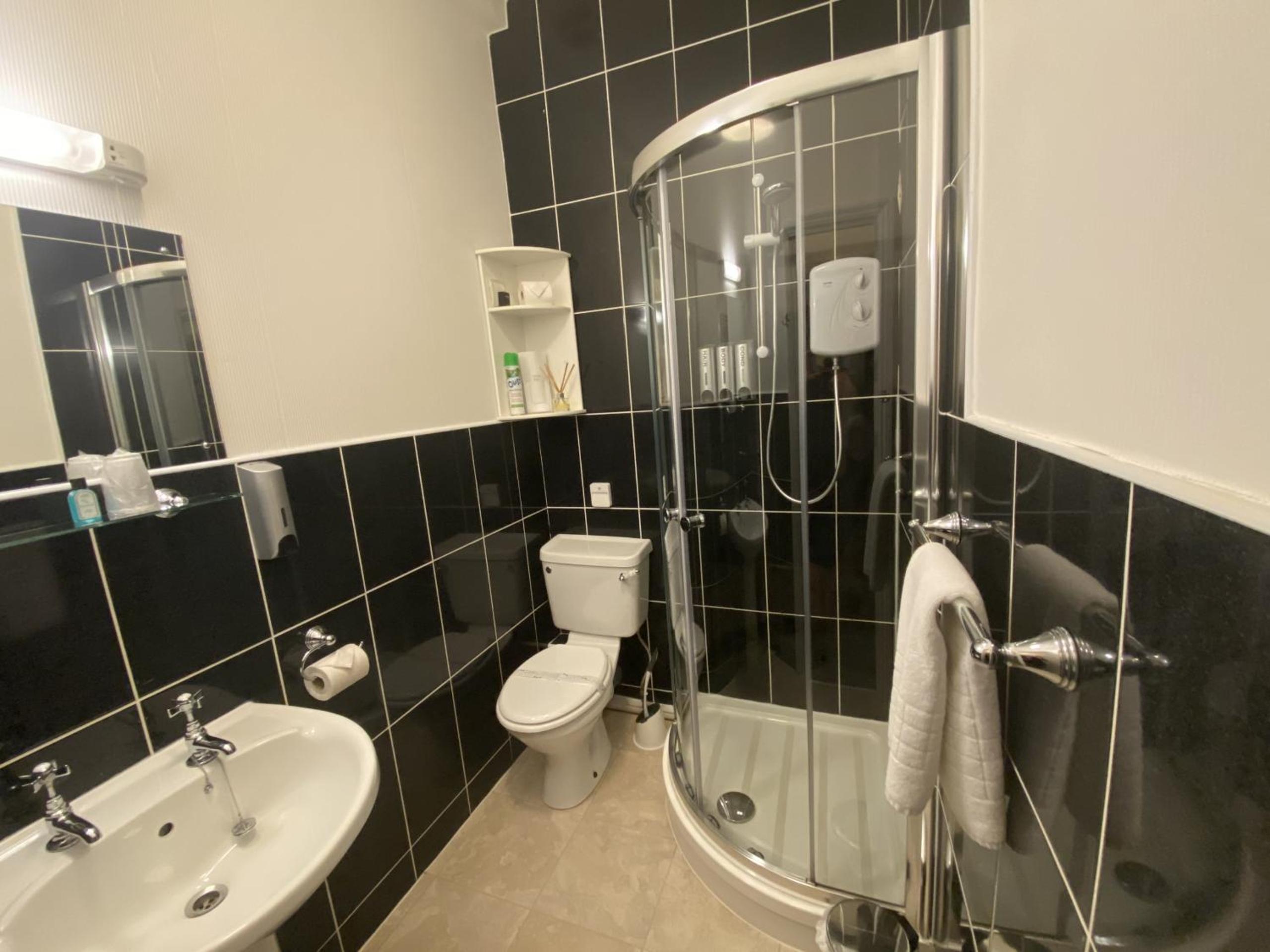 Standard Double Room - Photo 9