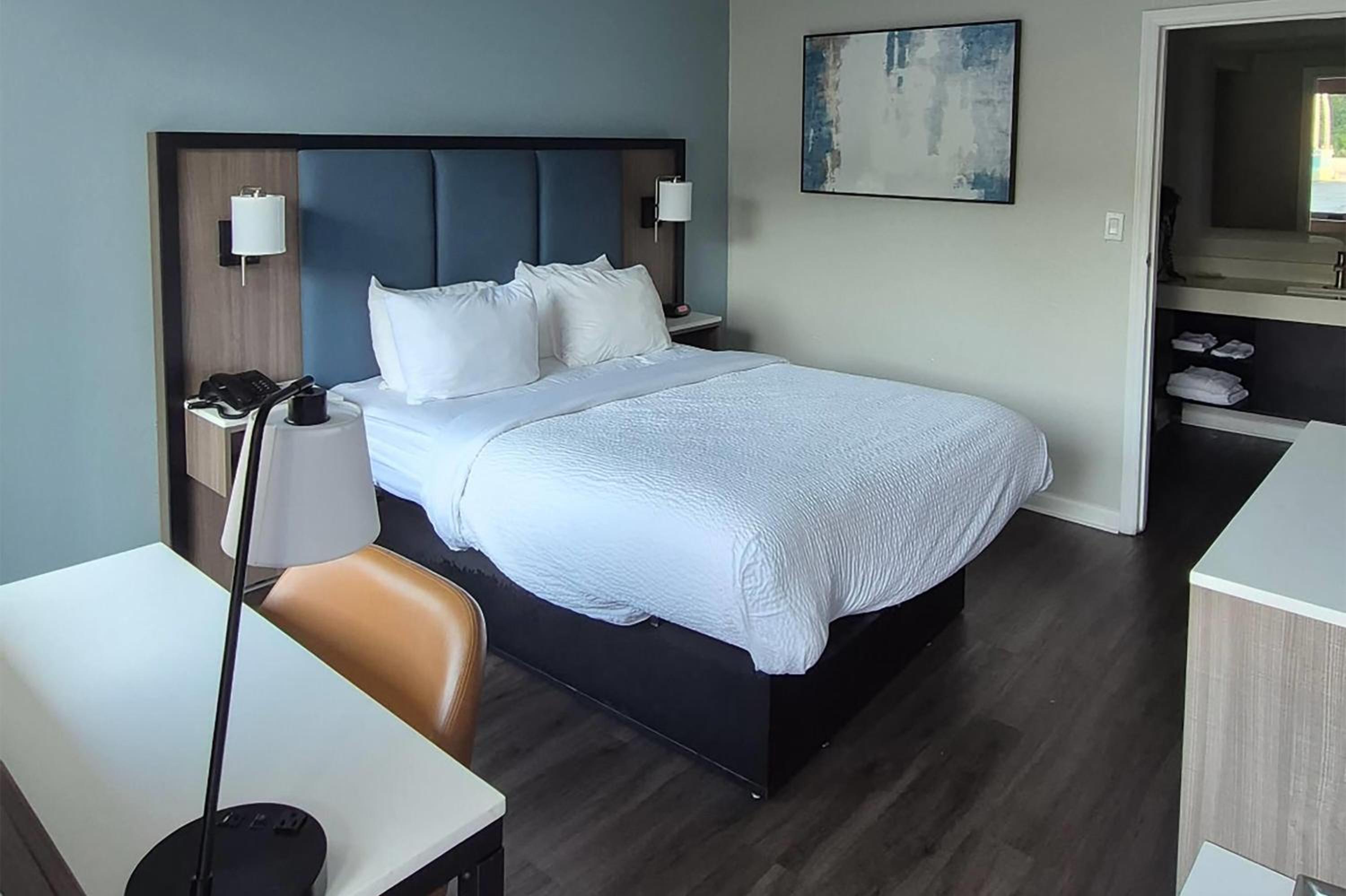 King Room with Mobility/Hearing Access and Roll-In Shower, Non-Smoking