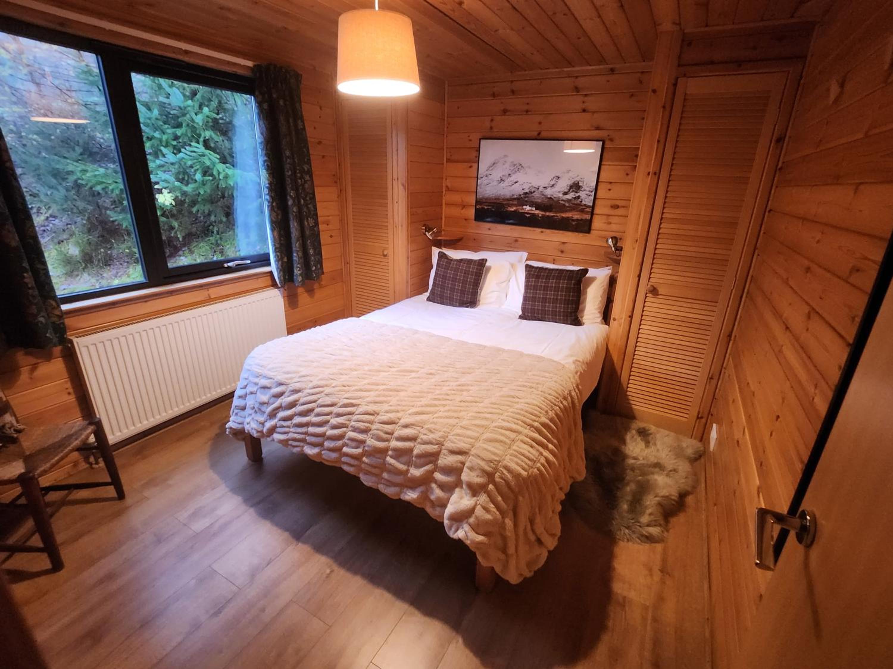 Lodge 4 (Superior) - Sleeps 6, Pet Friendly, Hot Tub
