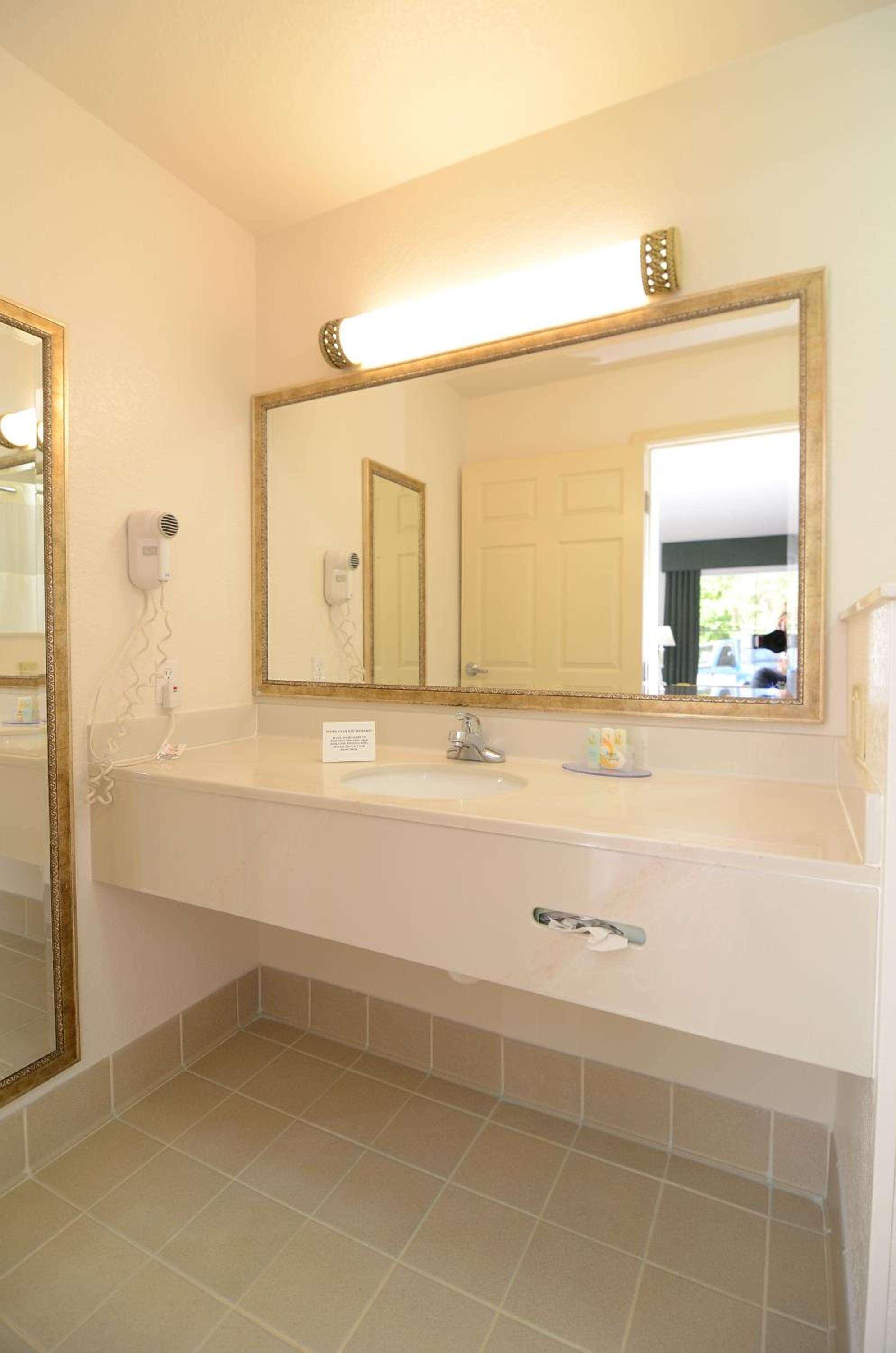 Jacuzzi King Suite - Non-Smoking photo 2