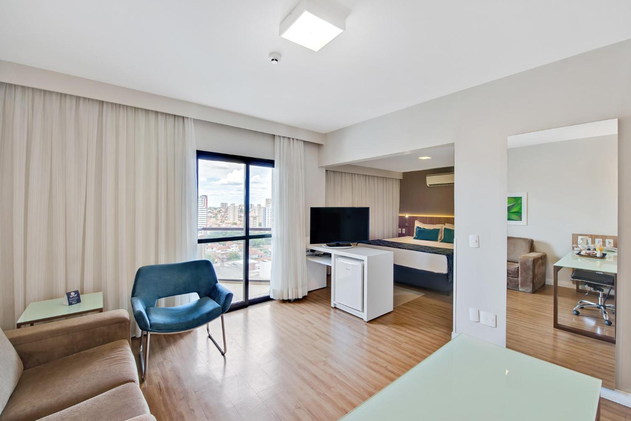 Executive Suite - Photo 4