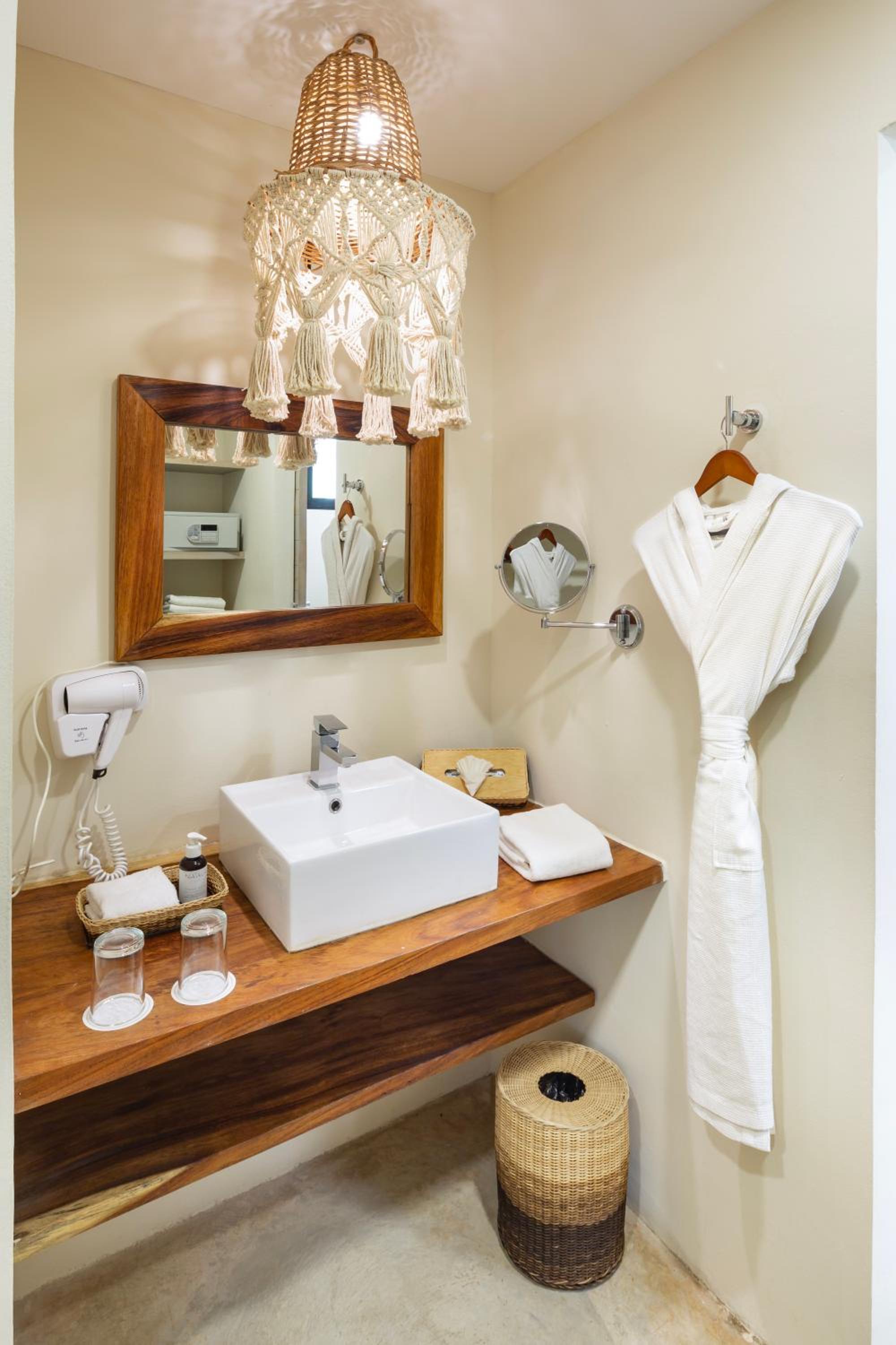 Deluxe King Room - Photo 4