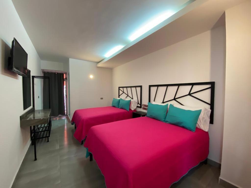 Double Room with Two Double Beds - Photo 10