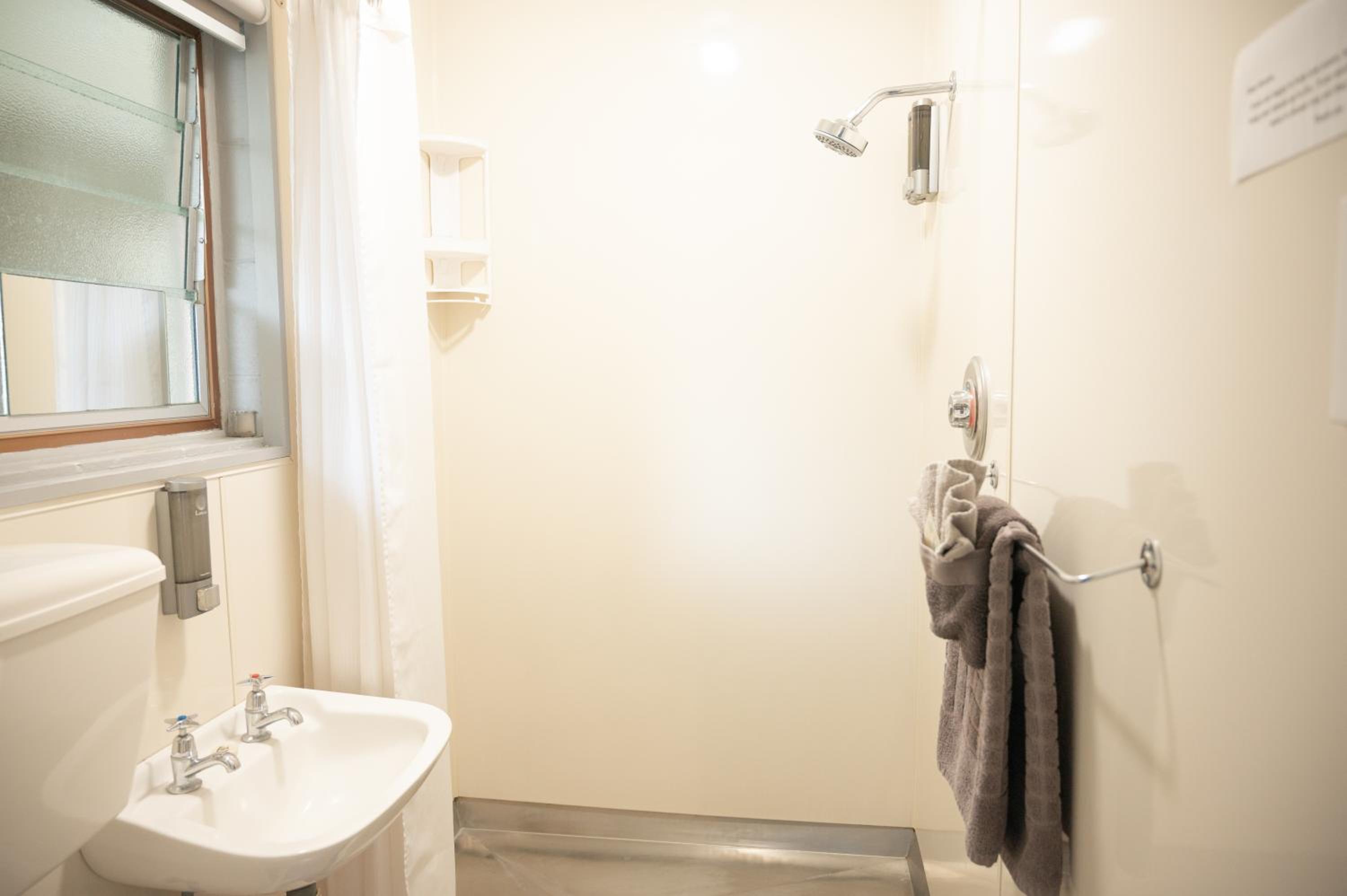 Standard Queen Room - Photo 6