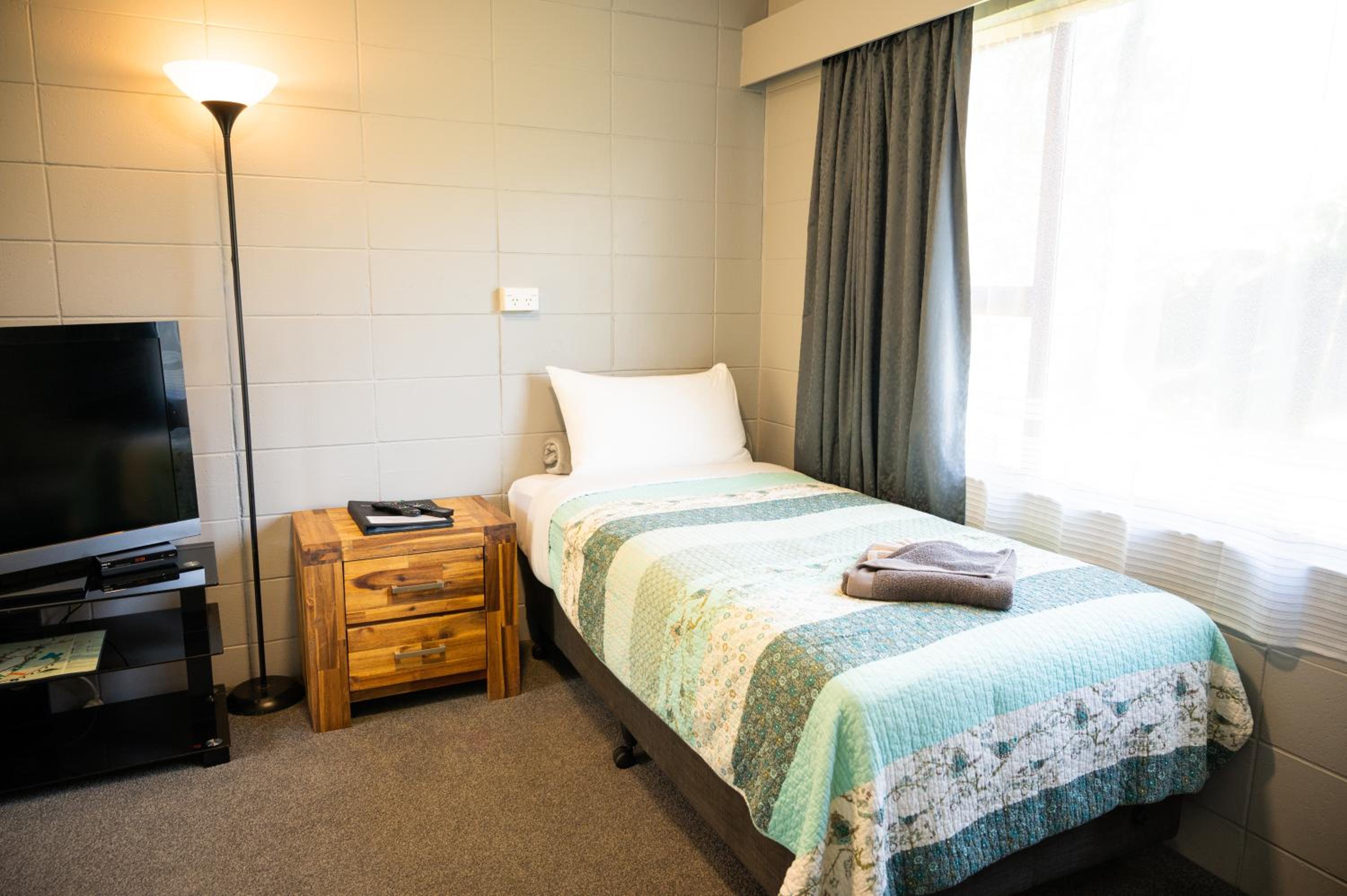 Standard Queen Room - Photo 8
