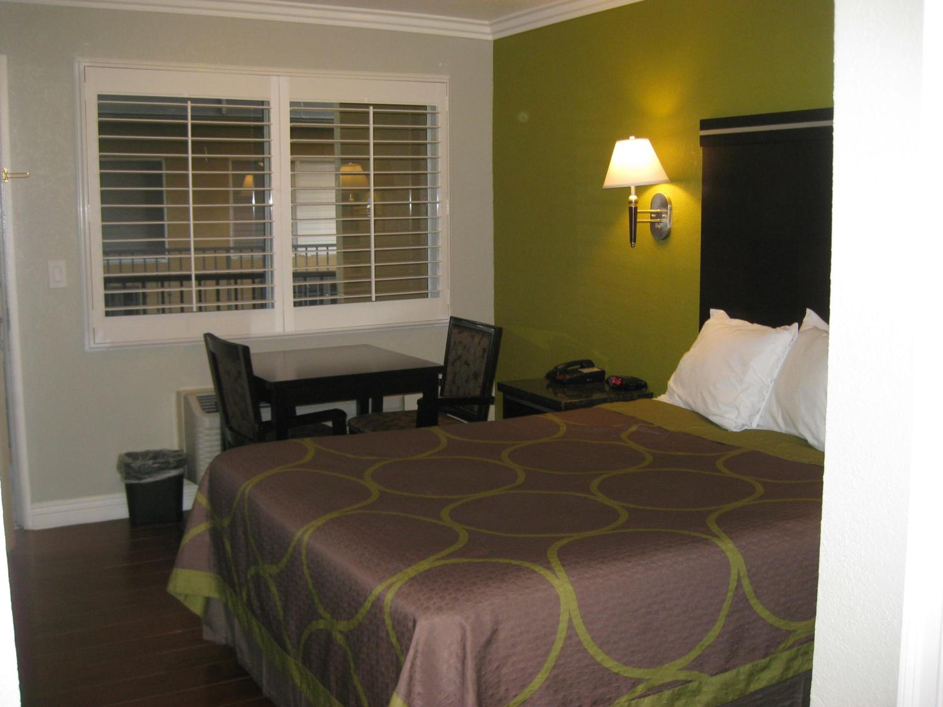 King Room - Non-Smoking - Photo 4