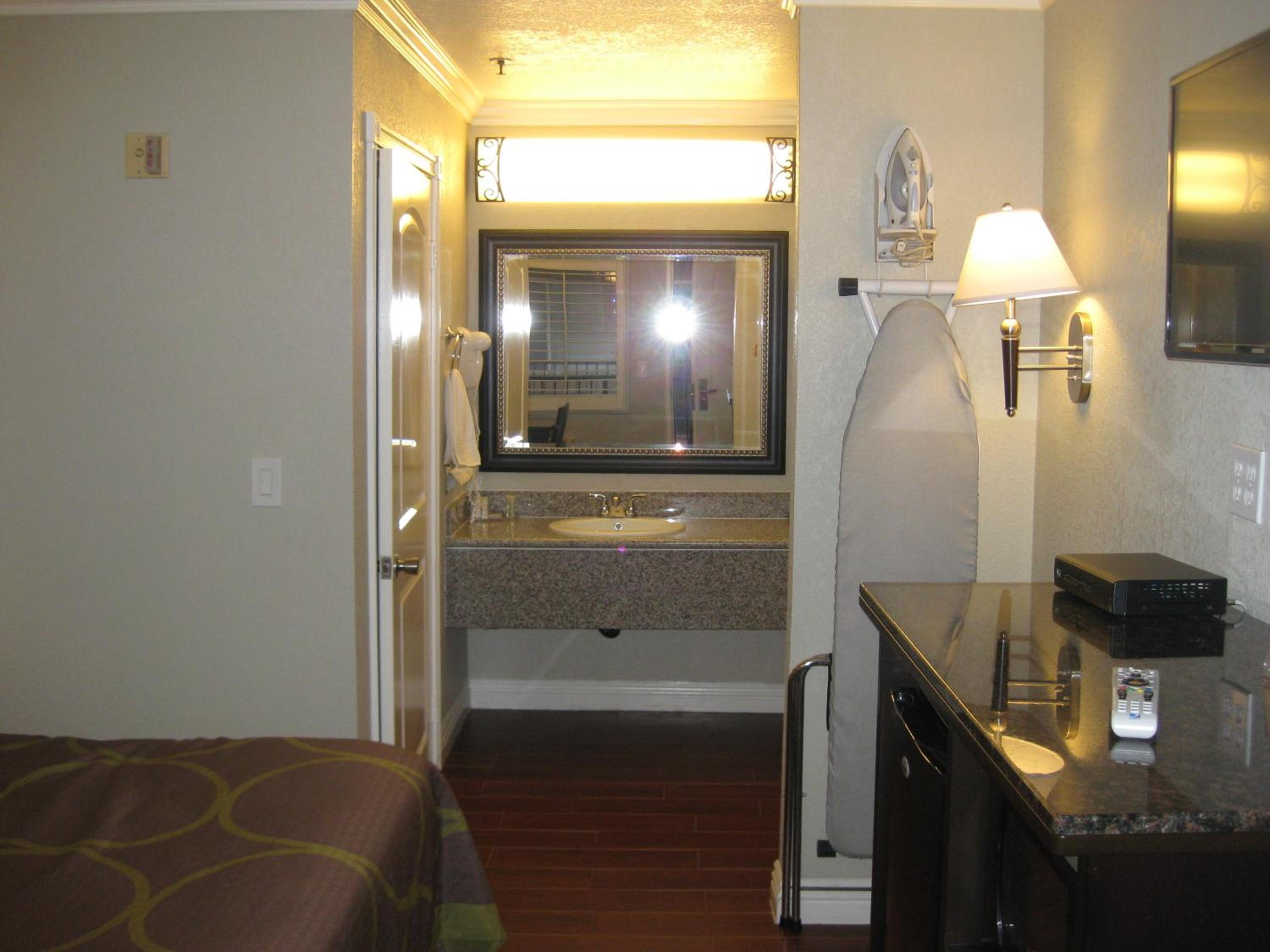 Queen Room - Non-Smoking photo 1