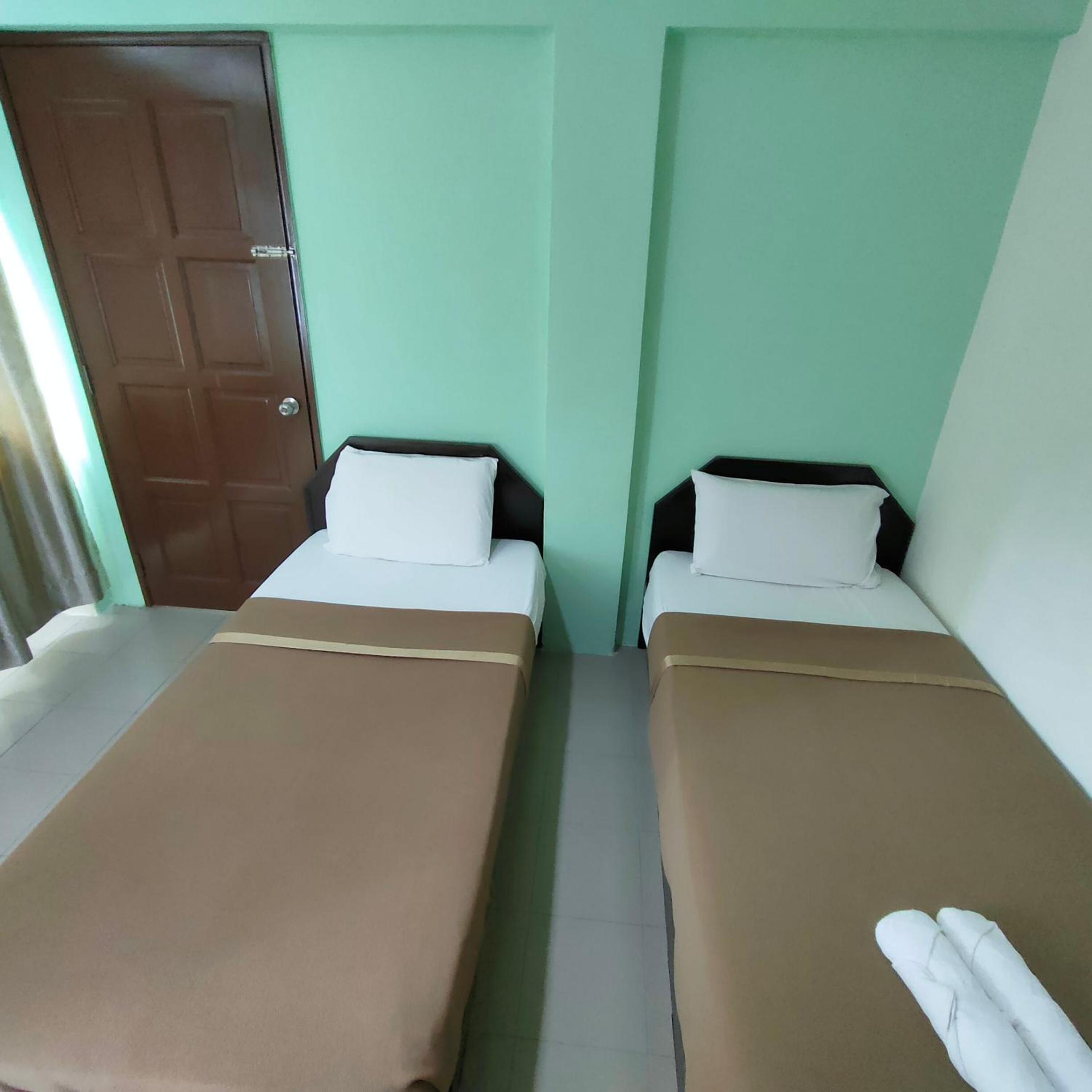 Budget Twin Room - Photo 4