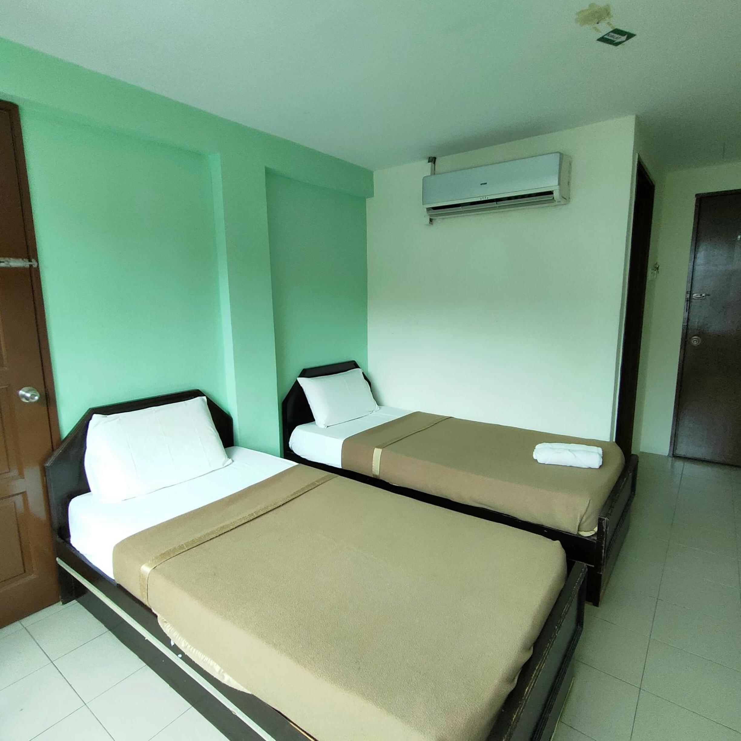 Budget Twin Room - Photo 2