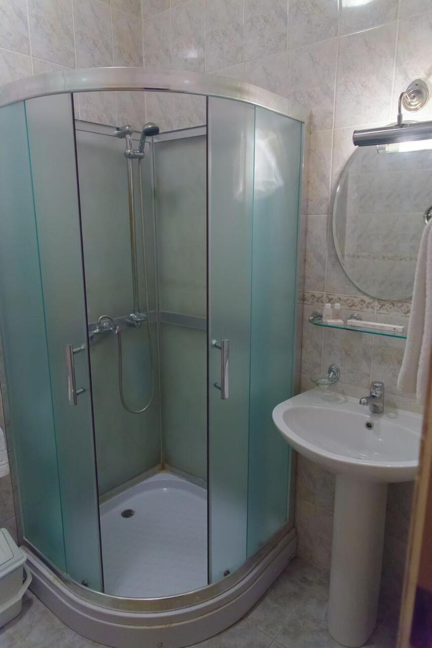 Single Room with Shared Shower and Toilet photo 3