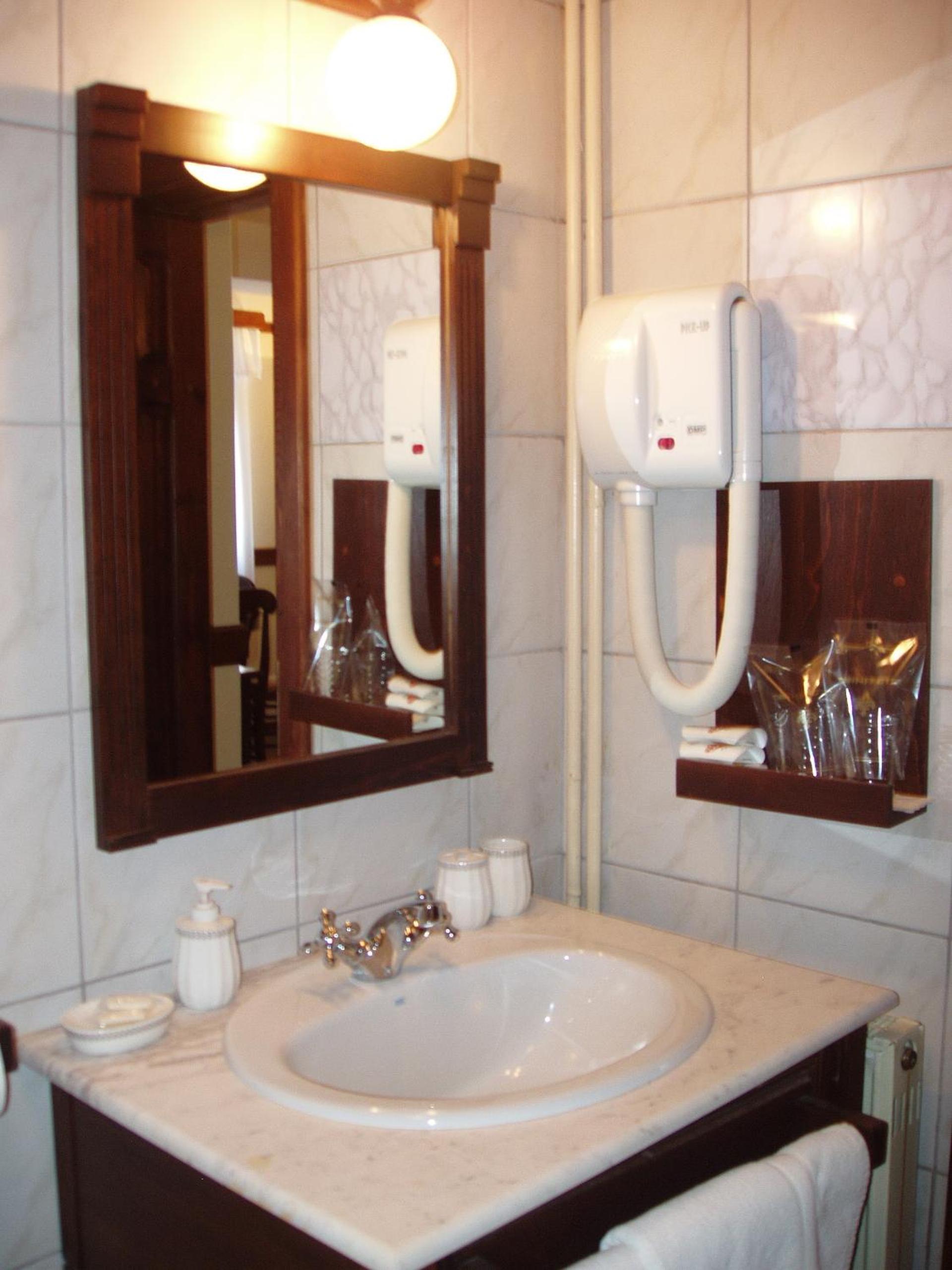 Two-Bedroom Suite with Lake View - Photo 9