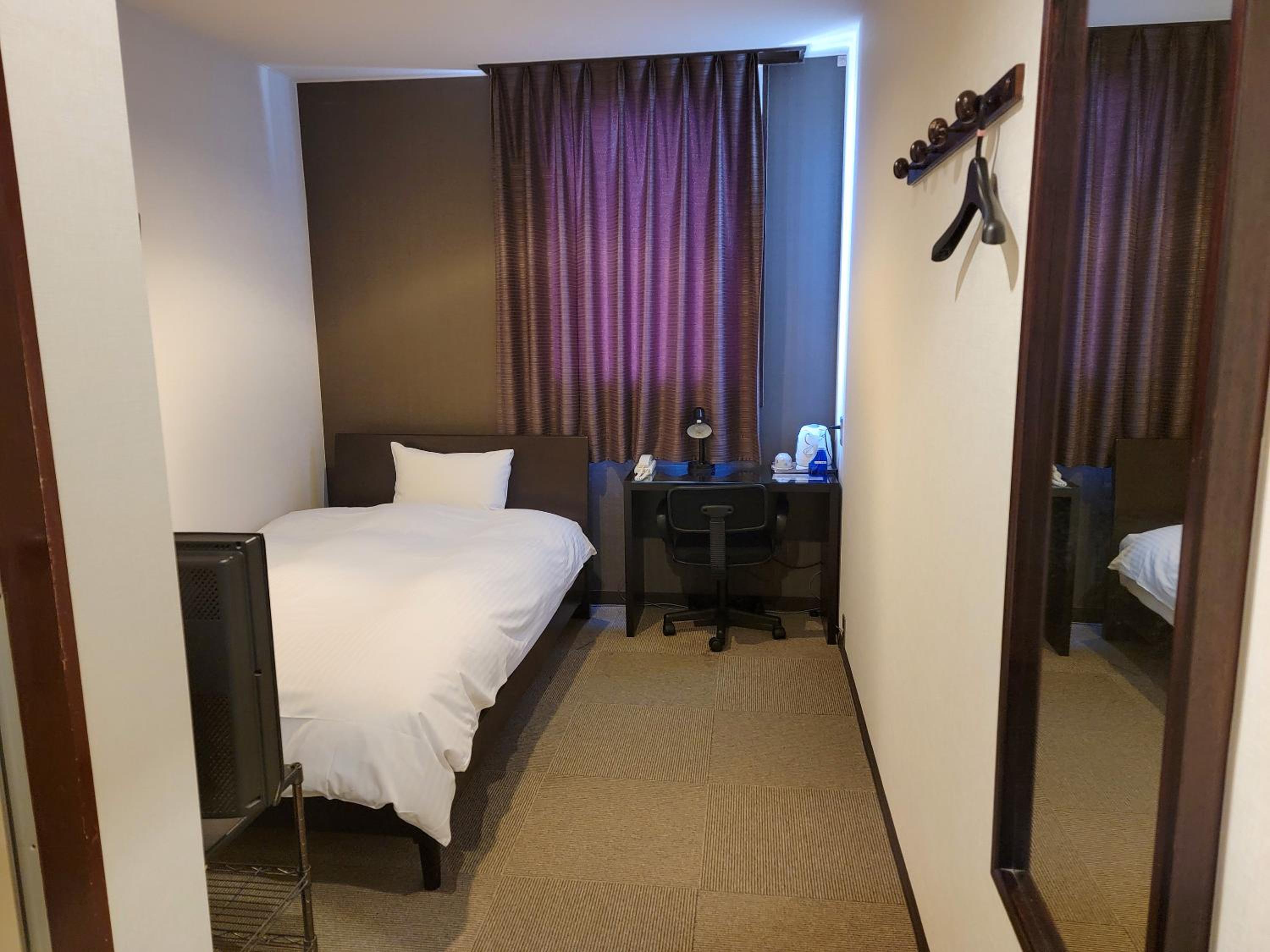  Single Room for Male - Non-Smoking - Photo 1